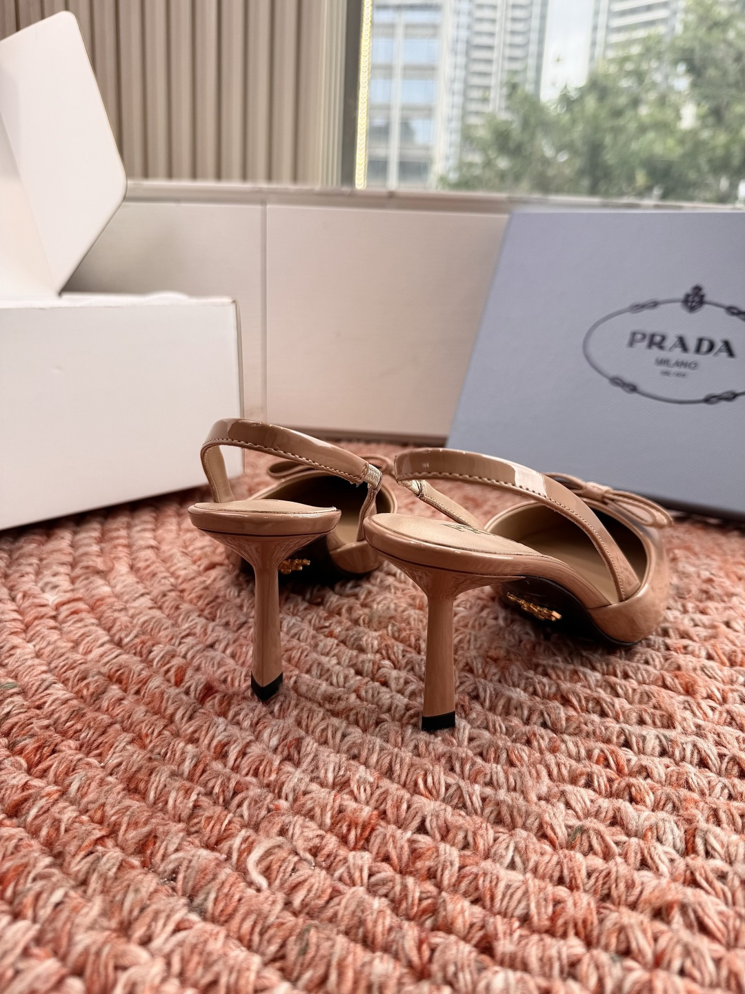 🌾G887[微笑]2026新款 💙Prada 普拉达走秀款尖头镂空高跟鞋 复古老钱风单鞋/凉鞋未来科技感