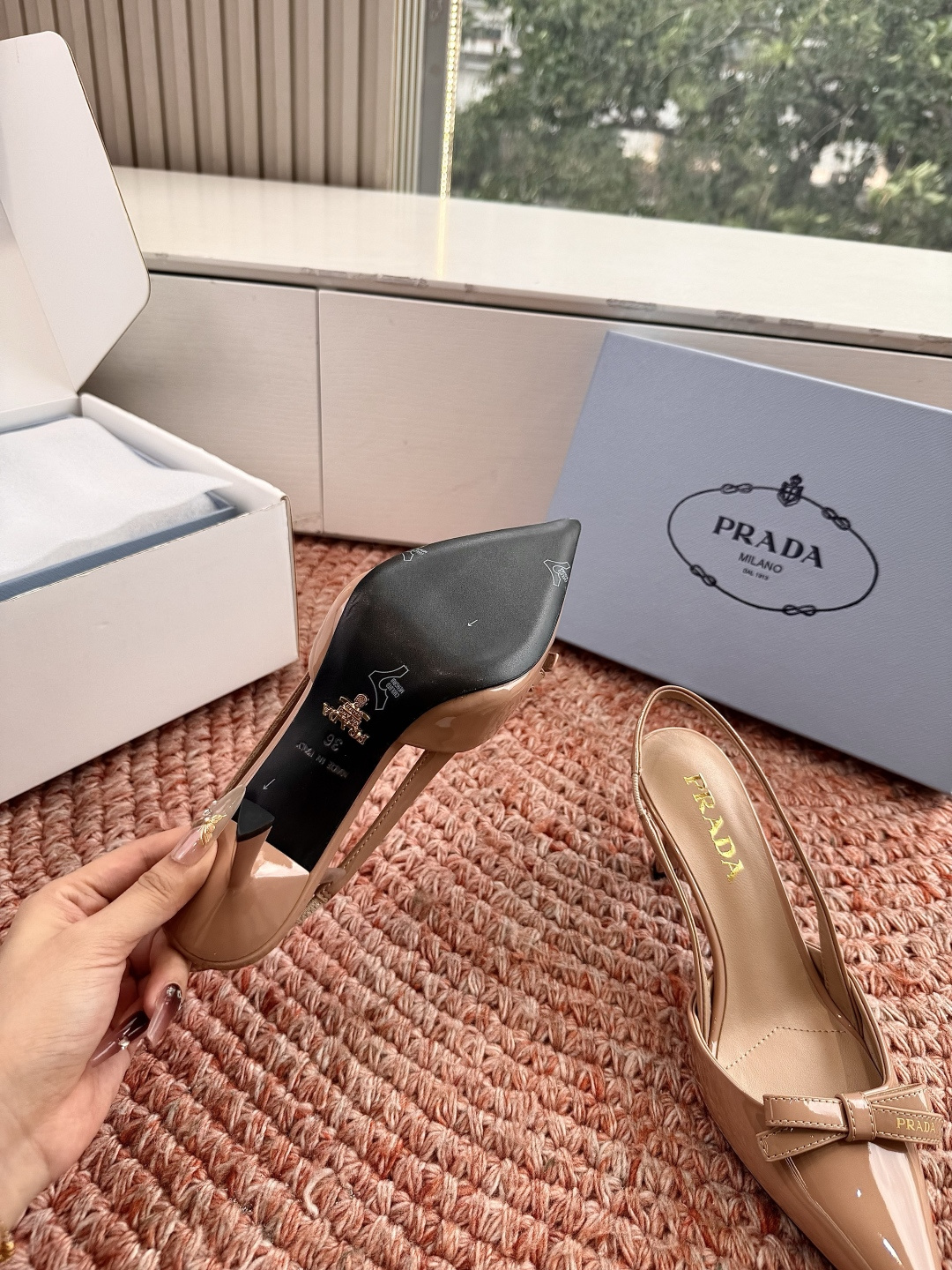 🌾G887[微笑]2026新款 💙Prada 普拉达走秀款尖头镂空高跟鞋 复古老钱风单鞋/凉鞋未来科技感