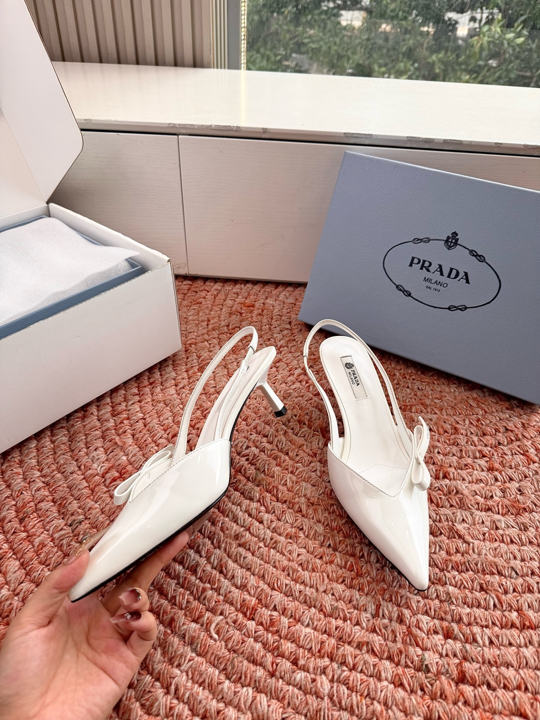🌾G887[微笑]2026新款 💙Prada 普拉达走秀款尖头镂空高跟鞋 复古老钱风单鞋/凉鞋未来科技感