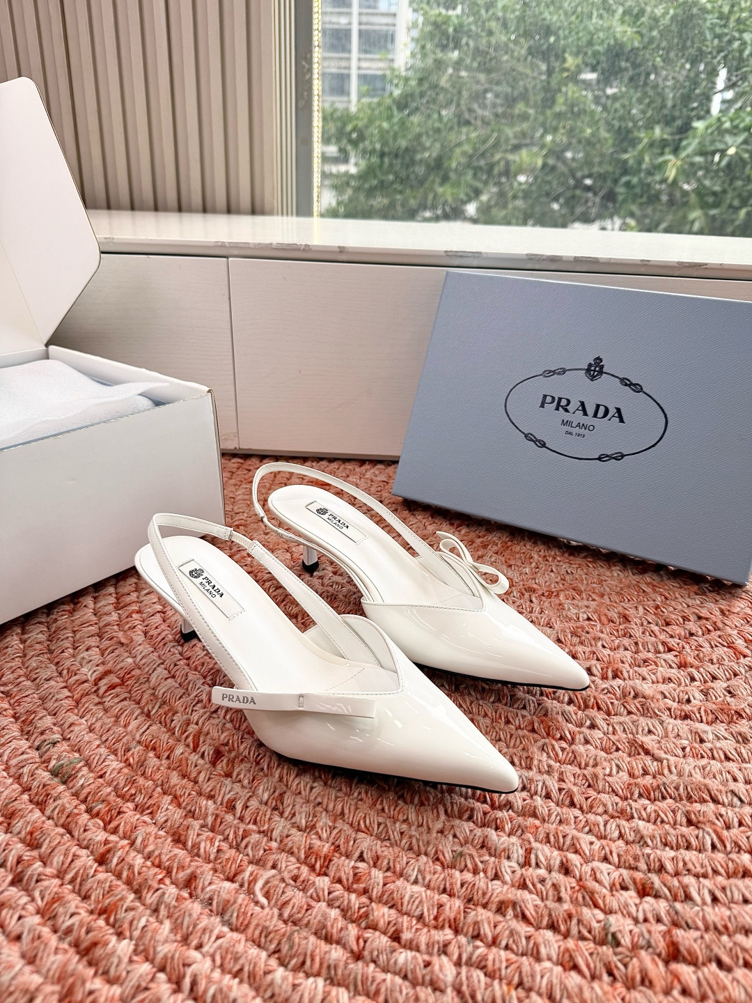 🌾G887[微笑]2026新款 💙Prada 普拉达走秀款尖头镂空高跟鞋 复古老钱风单鞋/凉鞋未来科技感