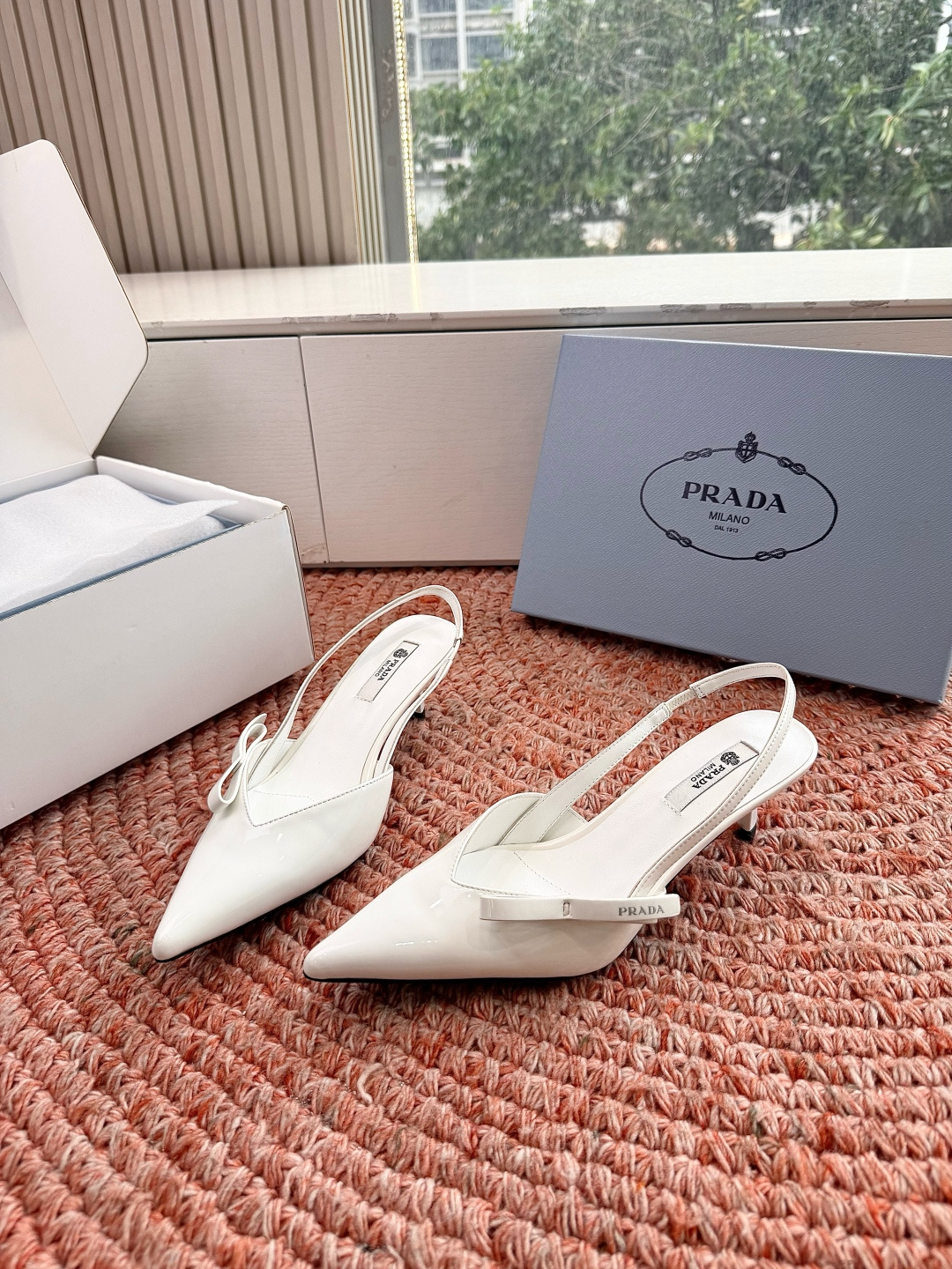 🌾G887[微笑]2026新款 💙Prada 普拉达走秀款尖头镂空高跟鞋 复古老钱风单鞋/凉鞋未来科技感