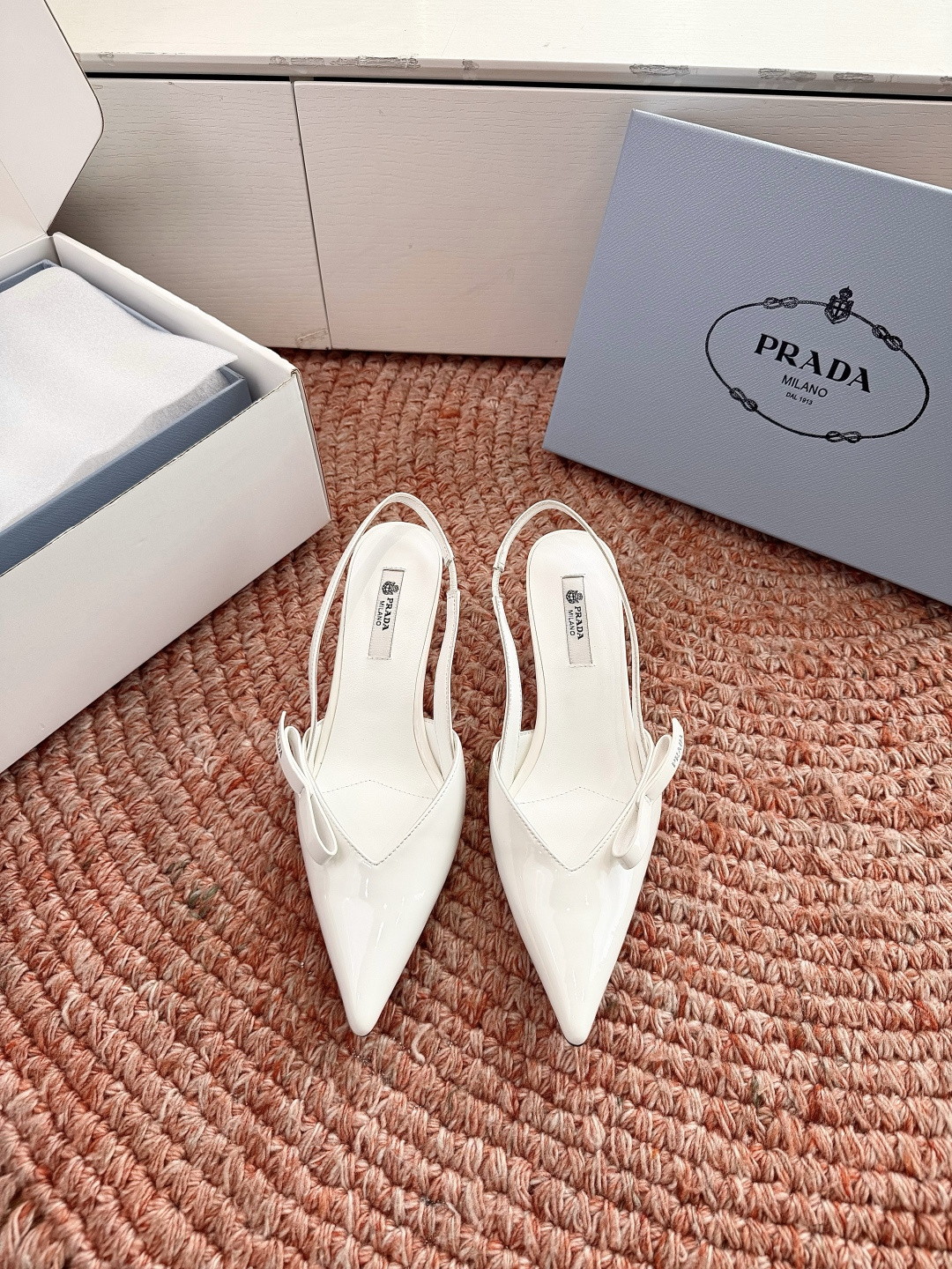 🌾G887[微笑]2026新款 💙Prada 普拉达走秀款尖头镂空高跟鞋 复古老钱风单鞋/凉鞋未来科技感