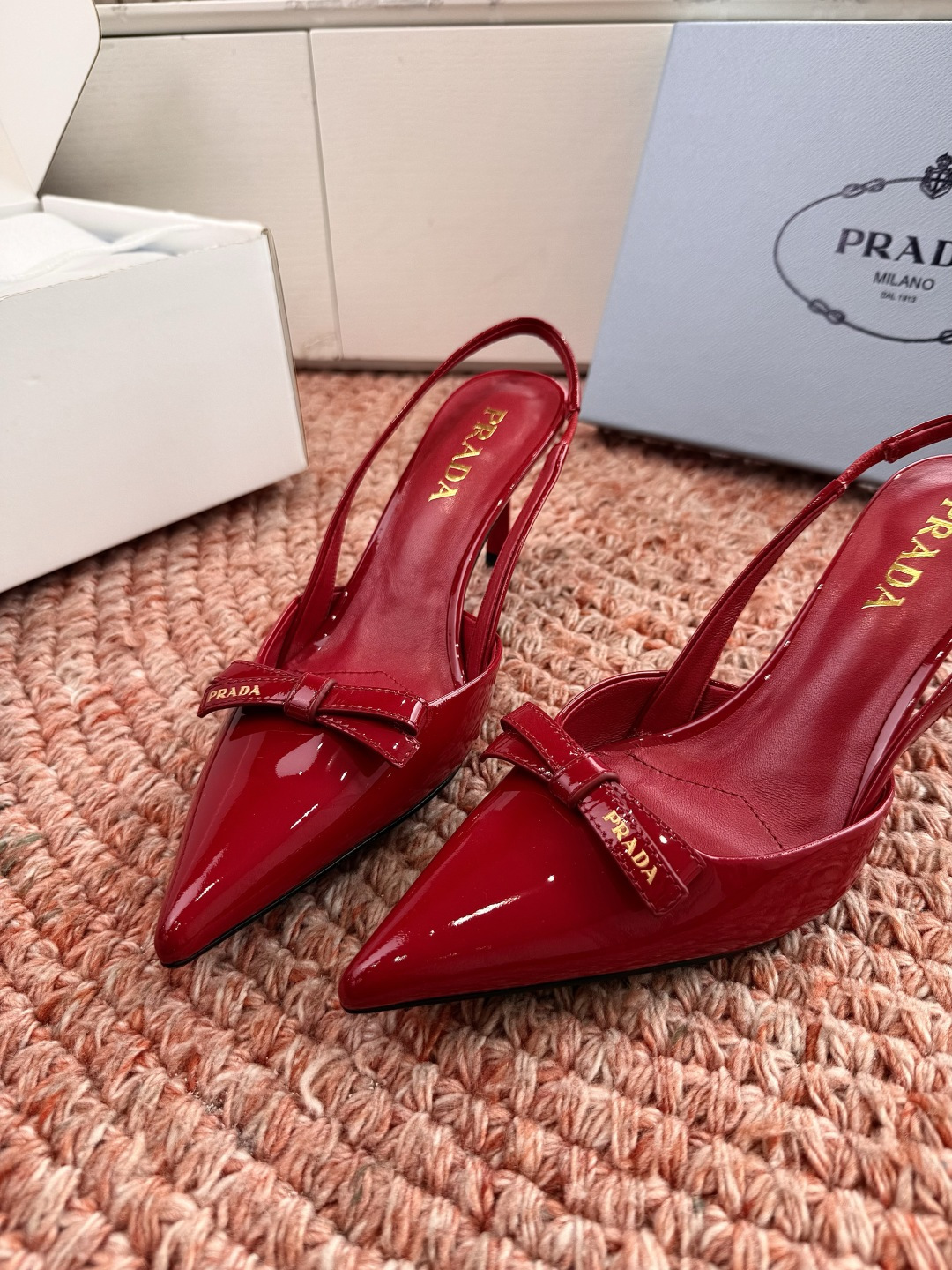 🌾G887[微笑]2026新款 💙Prada 普拉达走秀款尖头镂空高跟鞋 复古老钱风单鞋/凉鞋未来科技感