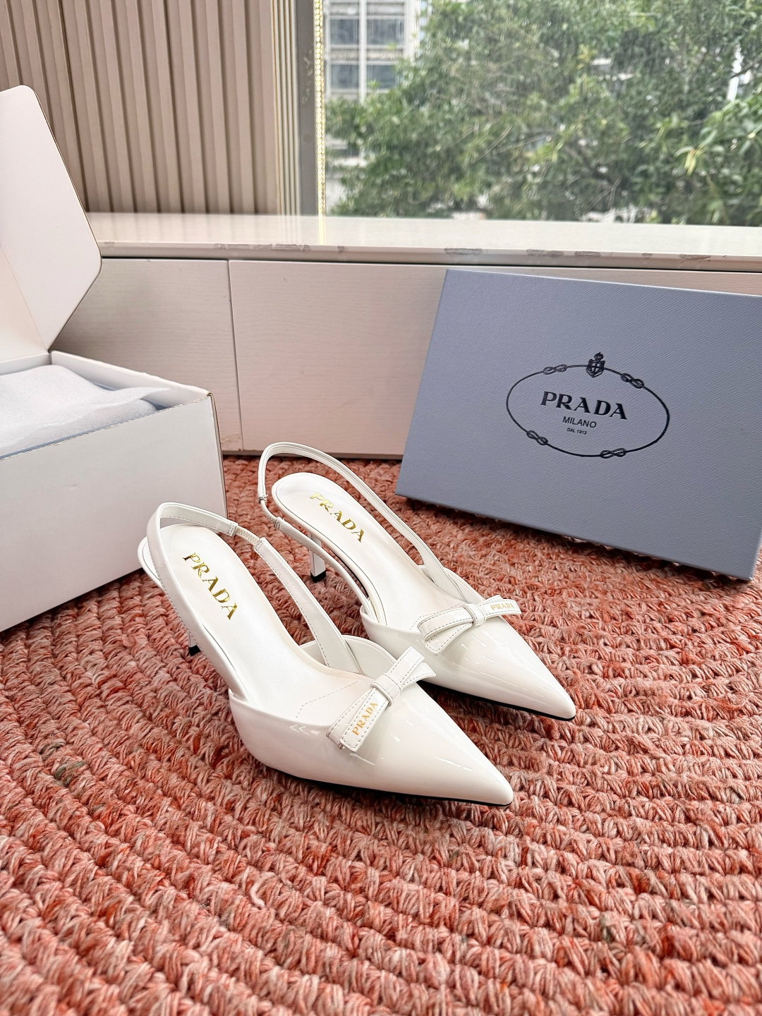 🌾G887[微笑]2026新款 💙Prada 普拉达走秀款尖头镂空高跟鞋 复古老钱风单鞋/凉鞋未来科技感
