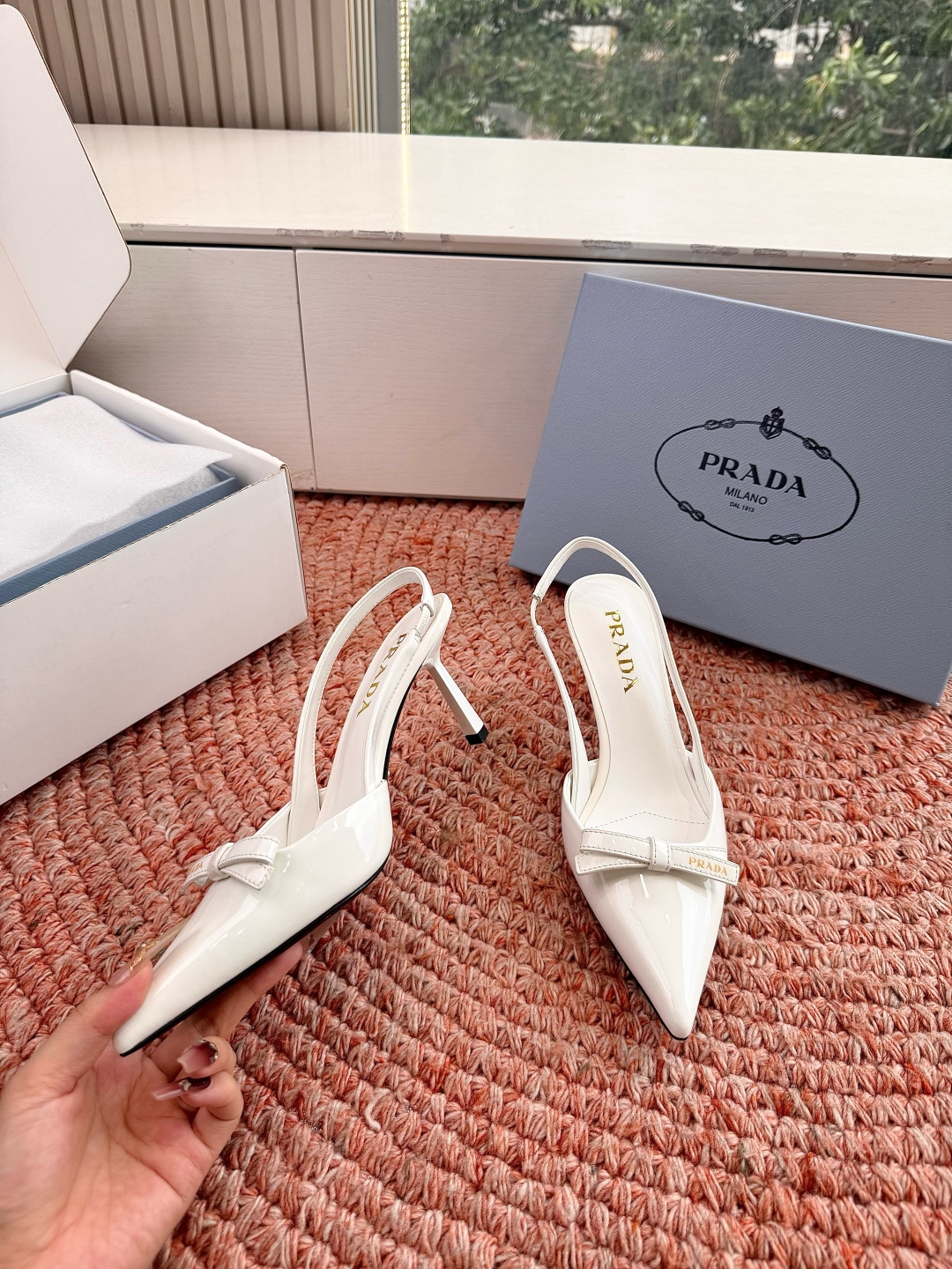 🌾G887[微笑]2026新款 💙Prada 普拉达走秀款尖头镂空高跟鞋 复古老钱风单鞋/凉鞋未来科技感