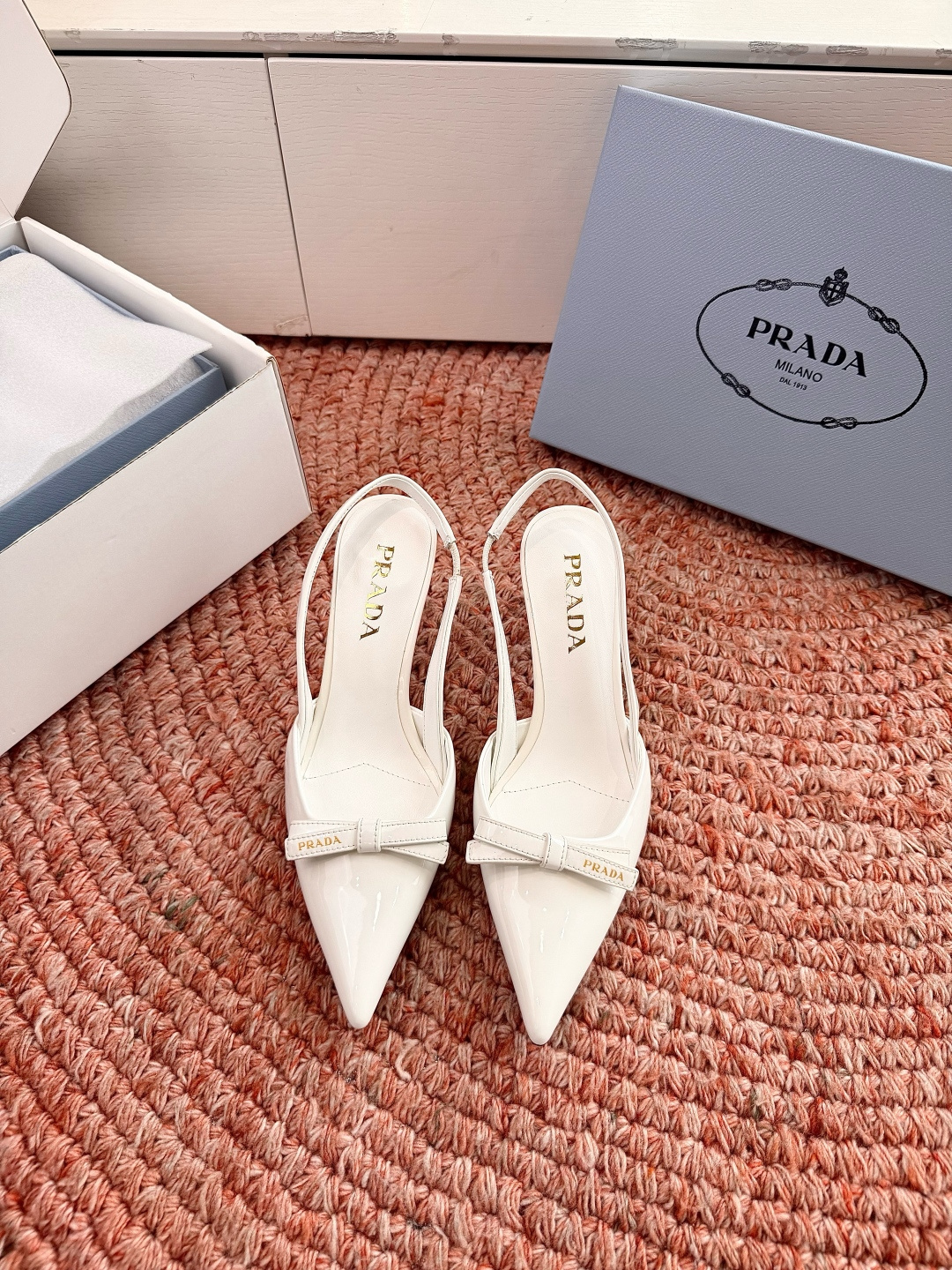 🌾G887[微笑]2026新款 💙Prada 普拉达走秀款尖头镂空高跟鞋 复古老钱风单鞋/凉鞋未来科技感