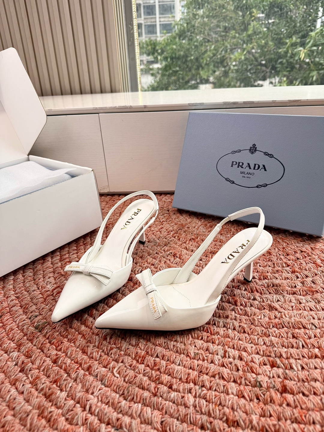 🌾G887[微笑]2026新款 💙Prada 普拉达走秀款尖头镂空高跟鞋 复古老钱风单鞋/凉鞋未来科技感