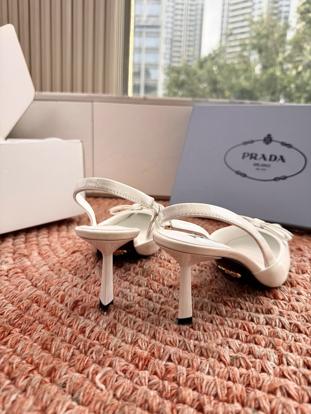 🌾G887[微笑]2026新款 💙Prada 普拉达走秀款尖头镂空高跟鞋 复古老钱风单鞋/凉鞋未来科技感