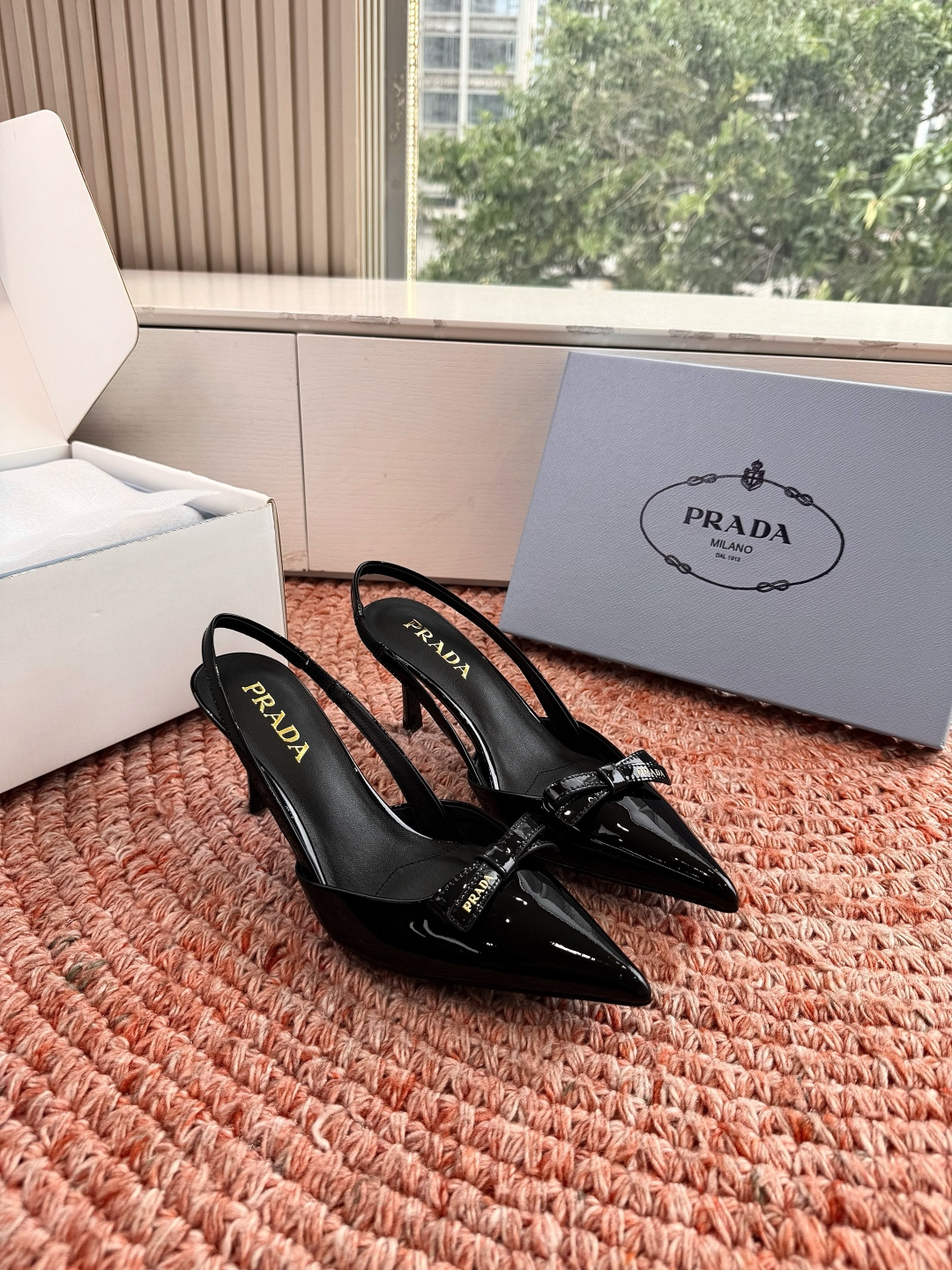 🌾G887[微笑]2026新款 💙Prada 普拉达走秀款尖头镂空高跟鞋 复古老钱风单鞋/凉鞋未来科技感