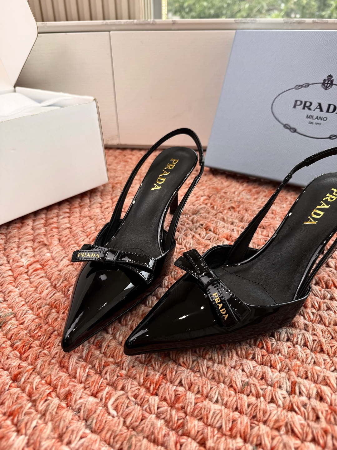 🌾G887[微笑]2026新款 💙Prada 普拉达走秀款尖头镂空高跟鞋 复古老钱风单鞋/凉鞋未来科技感