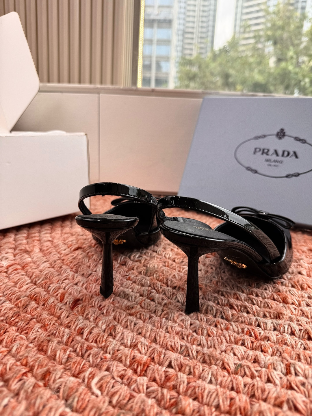 🌾G887[微笑]2026新款 💙Prada 普拉达走秀款尖头镂空高跟鞋 复古老钱风单鞋/凉鞋未来科技感