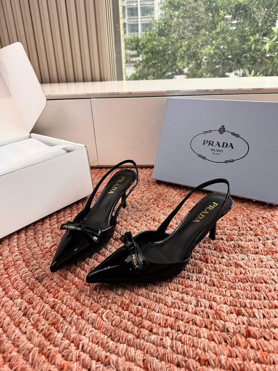 🌾G887[微笑]2026新款 💙Prada 普拉达走秀款尖头镂空高跟鞋 复古老钱风单鞋/凉鞋未来科技感