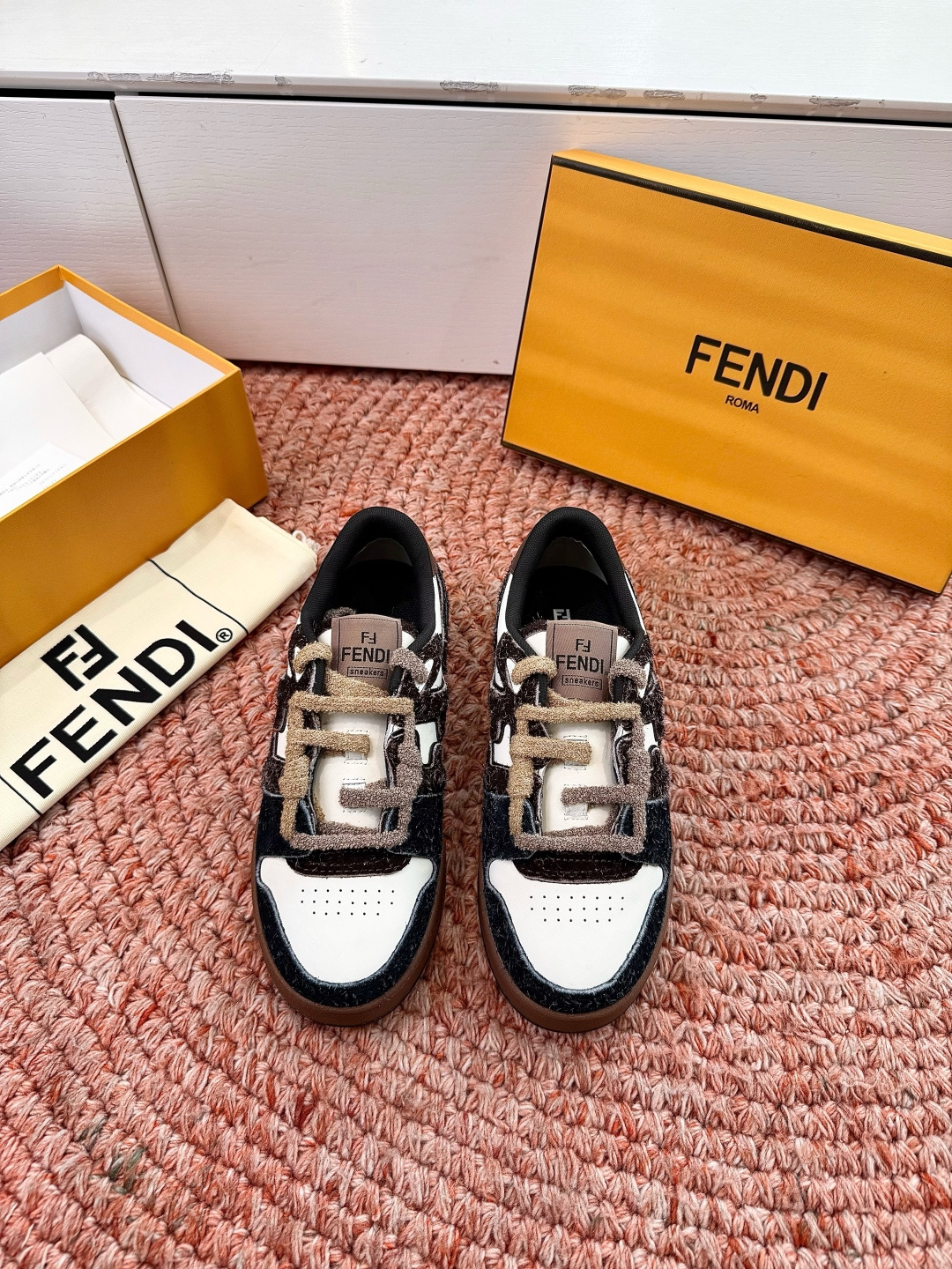 🌾男➕10😀G036顶级2026新色帅 FENDI芬迪新色X 俱乐部X SS26FENDI品牌核心元素的