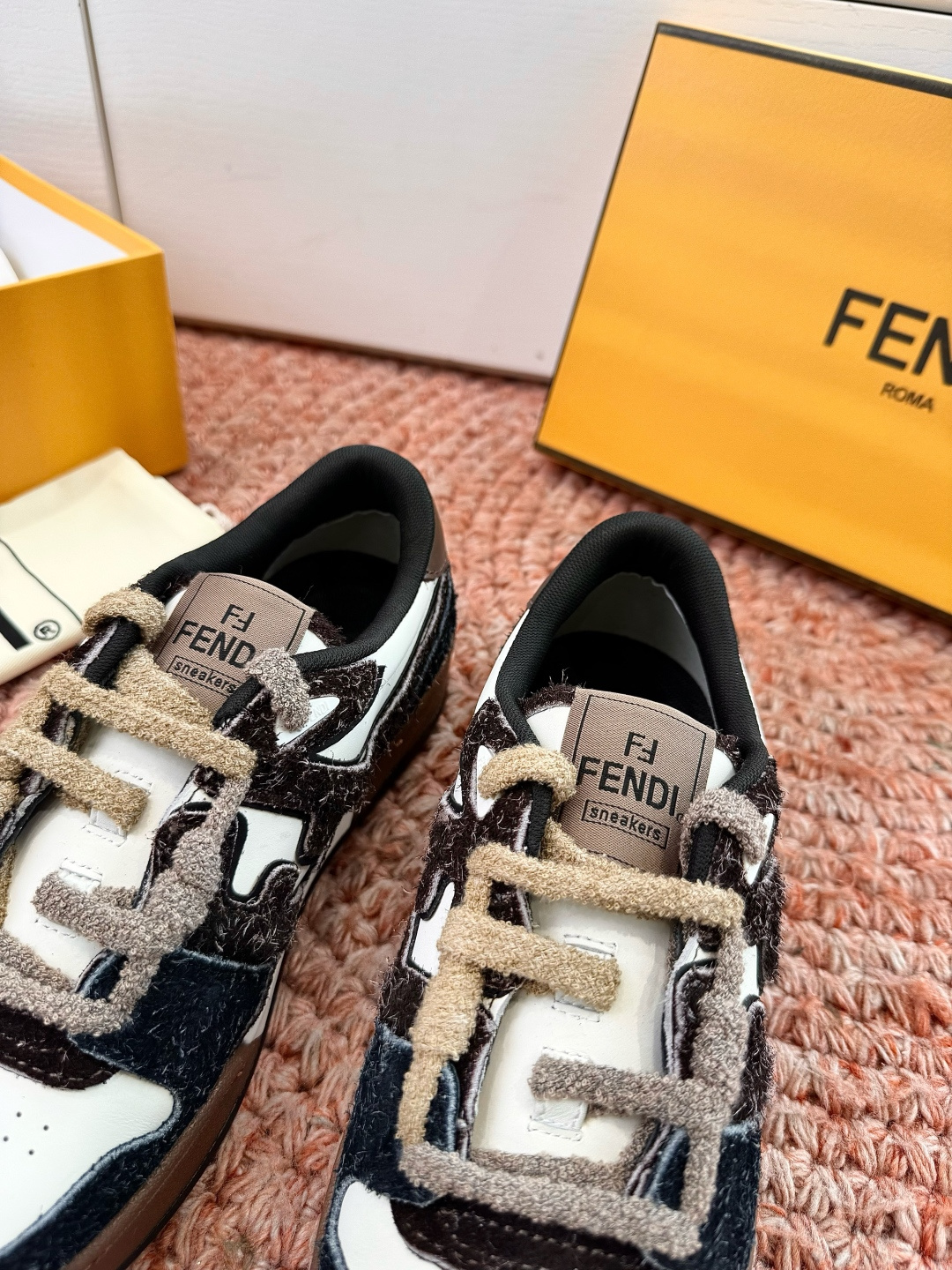 🌾男➕10😀G036顶级2026新色帅 FENDI芬迪新色X 俱乐部X SS26FENDI品牌核心元素的