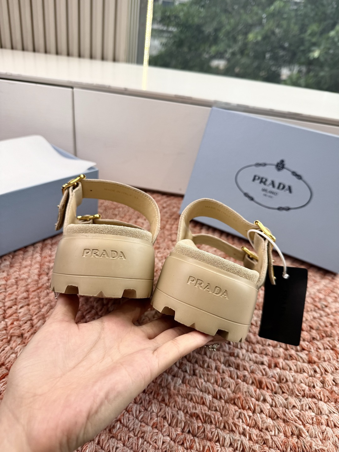 🌾G036 prada普拉达2026春夏新款拖鞋系列 三角扣厚底魔术贴拖鞋 全皮高级大气 厚底鞋底搭配全