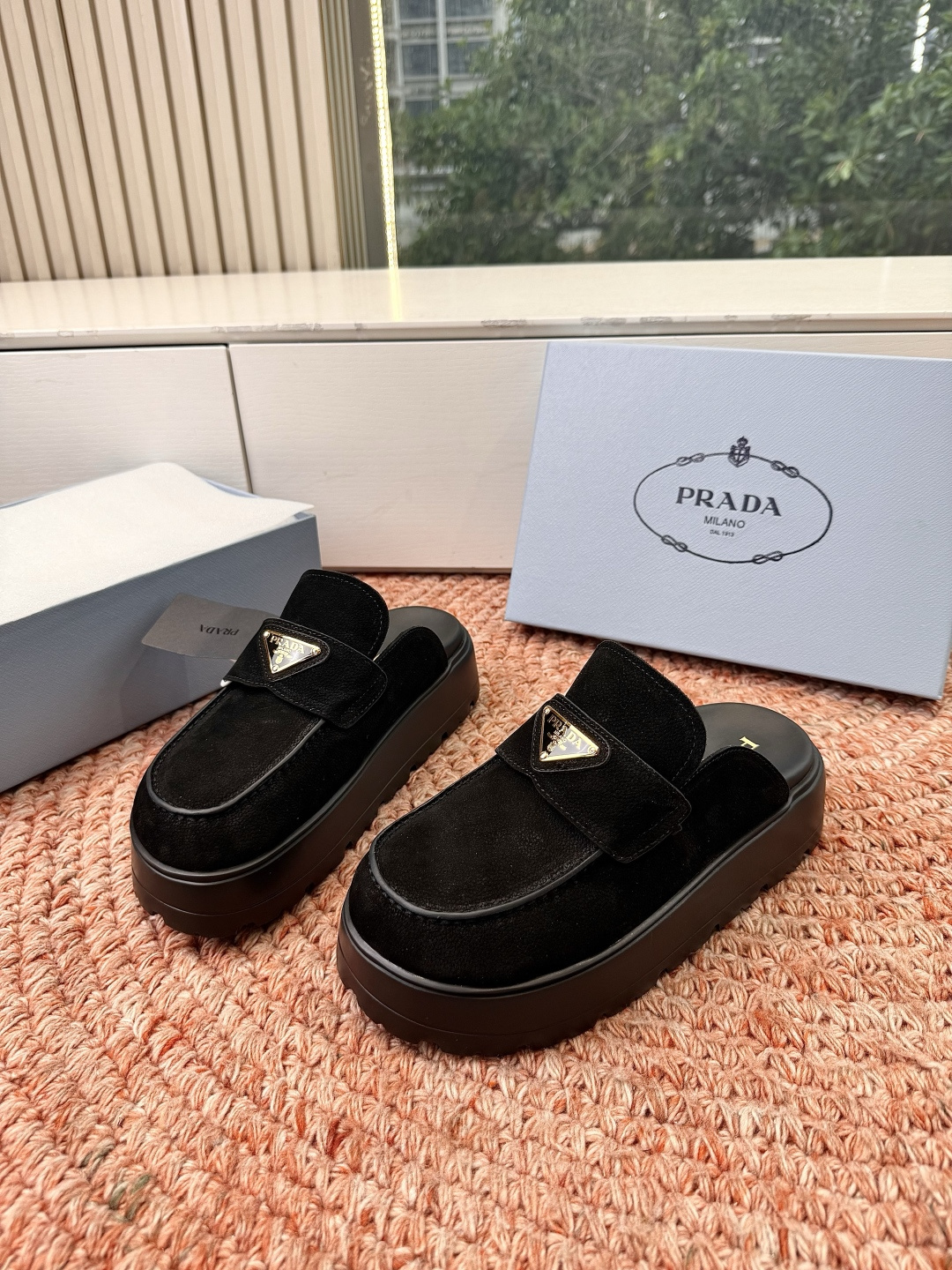 🌾G036 prada普拉达2026春夏新款拖鞋系列 三角扣厚底魔术贴拖鞋凉鞋全皮高级大气 厚底鞋底搭配