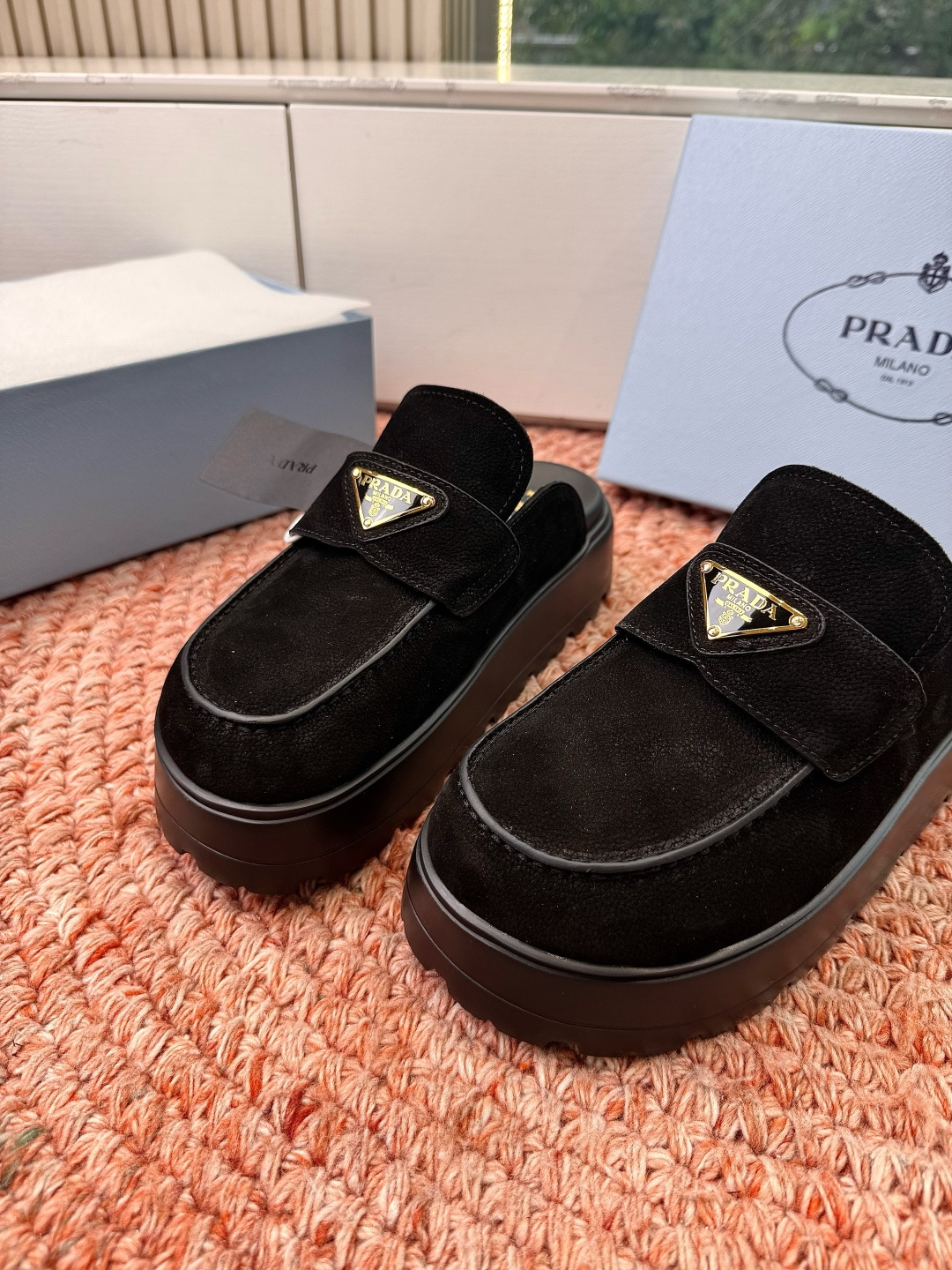 🌾G036 prada普拉达2026春夏新款拖鞋系列 三角扣厚底魔术贴拖鞋凉鞋全皮高级大气 厚底鞋底搭配