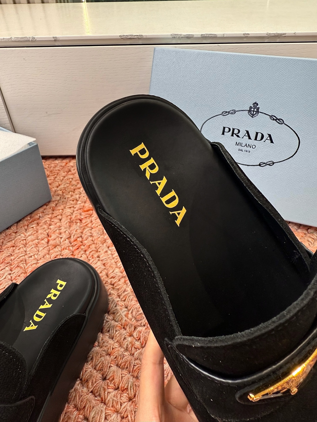 🌾G036 prada普拉达2026春夏新款拖鞋系列 三角扣厚底魔术贴拖鞋凉鞋全皮高级大气 厚底鞋底搭配