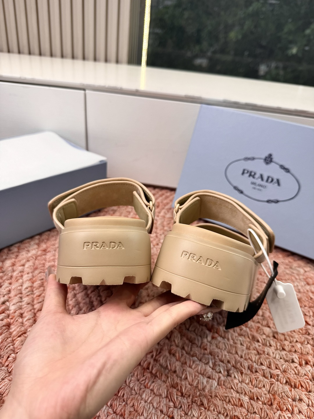 🌾G036 prada普拉达2026春夏新款拖鞋系列 三角扣厚底魔术贴拖鞋 全皮高级大气 厚底鞋底搭配全
