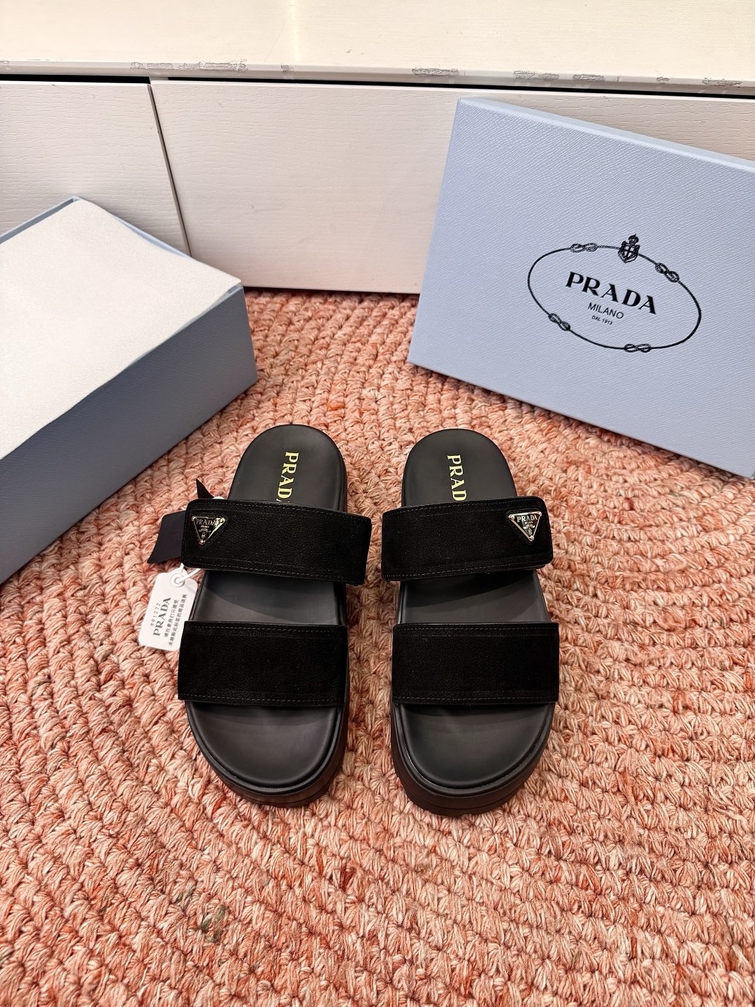 🌾G036 prada普拉达2026春夏新款拖鞋系列 三角扣厚底魔术贴拖鞋 全皮高级大气 厚底鞋底搭配全