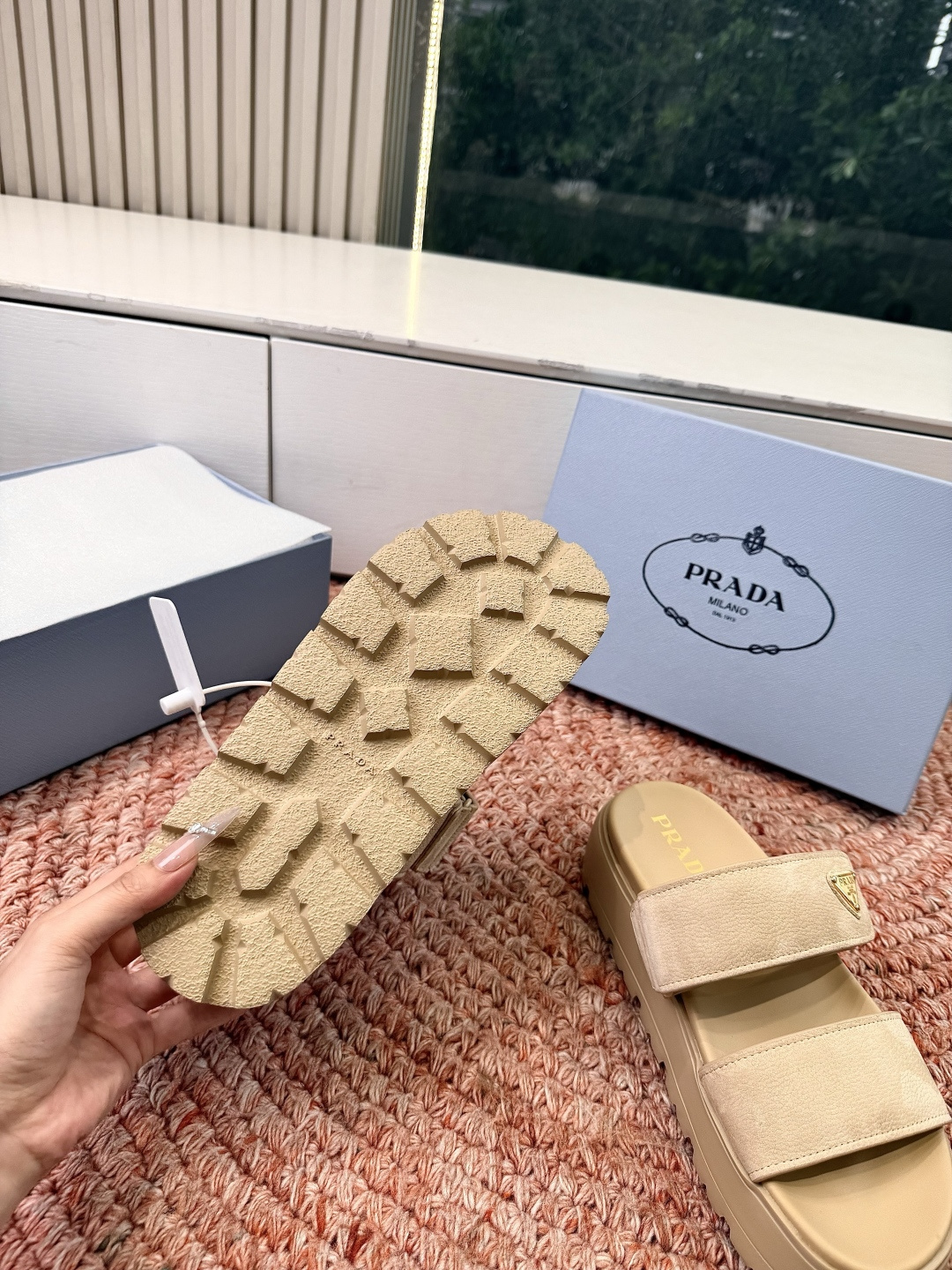 🌾G036 prada普拉达2026春夏新款拖鞋系列 三角扣厚底魔术贴拖鞋 全皮高级大气 厚底鞋底搭配全