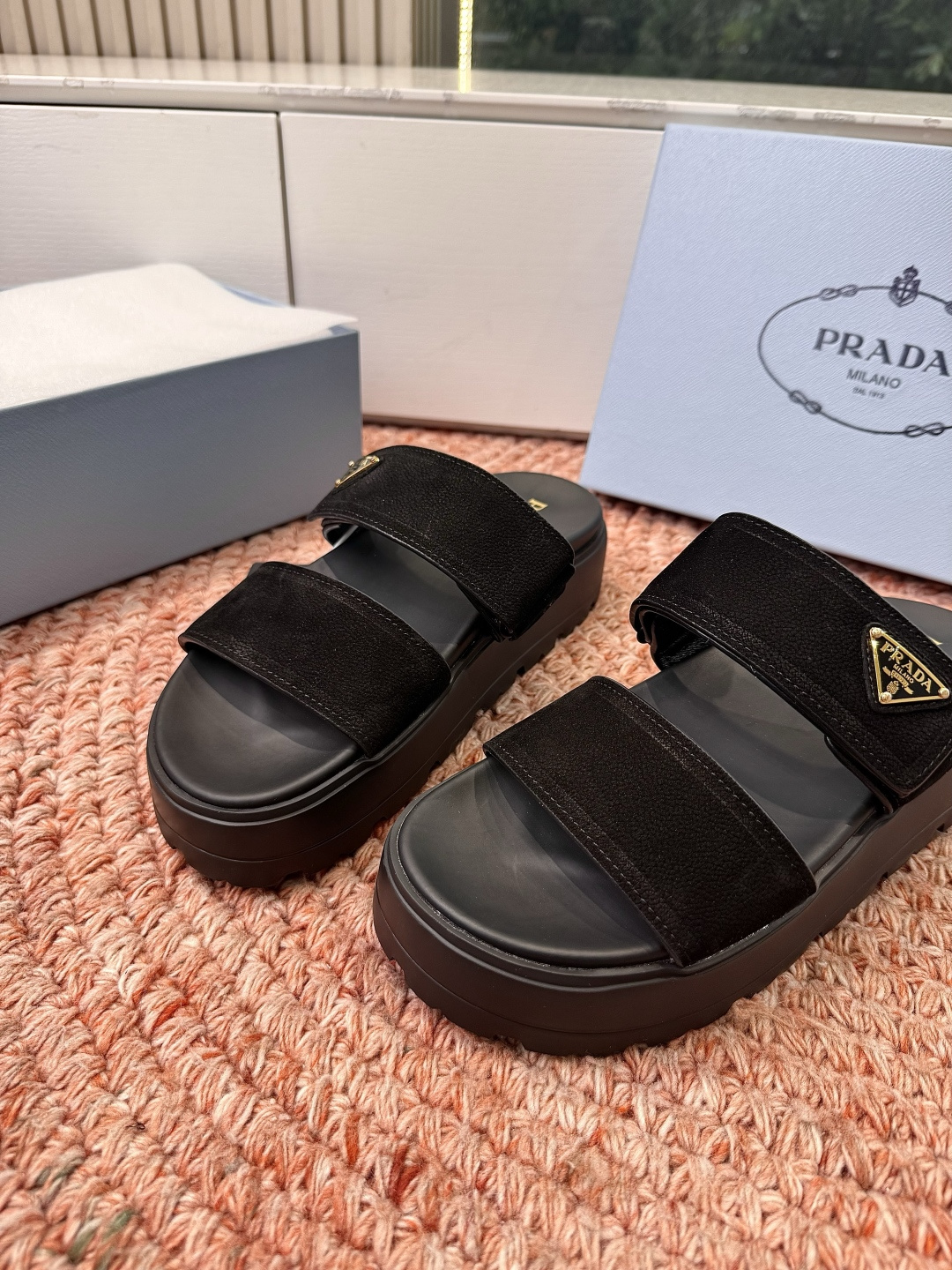 🌾G036 prada普拉达2026春夏新款拖鞋系列 三角扣厚底魔术贴拖鞋 全皮高级大气 厚底鞋底搭配全