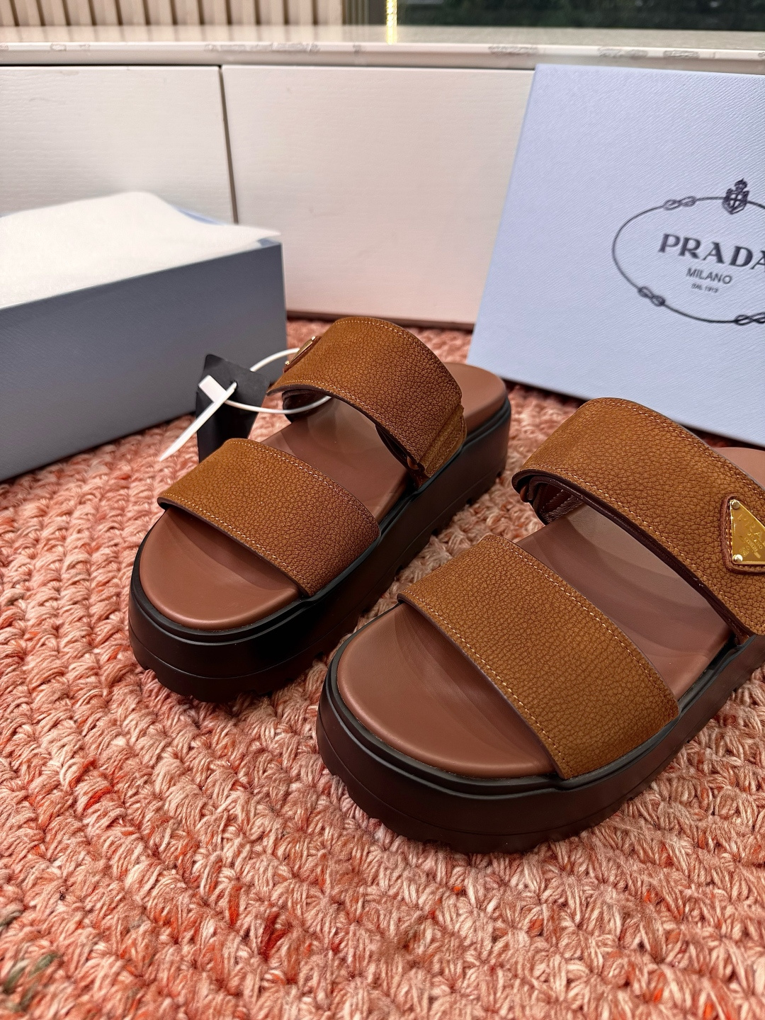 🌾G036 prada普拉达2026春夏新款拖鞋系列 三角扣厚底魔术贴拖鞋 全皮高级大气 厚底鞋底搭配全