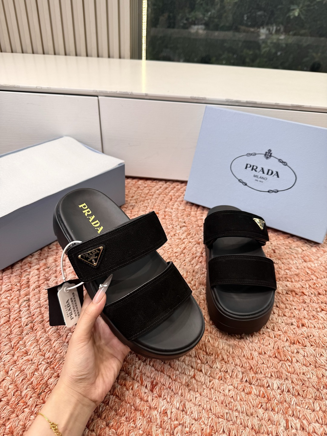 🌾G036 prada普拉达2026春夏新款拖鞋系列 三角扣厚底魔术贴拖鞋 全皮高级大气 厚底鞋底搭配全