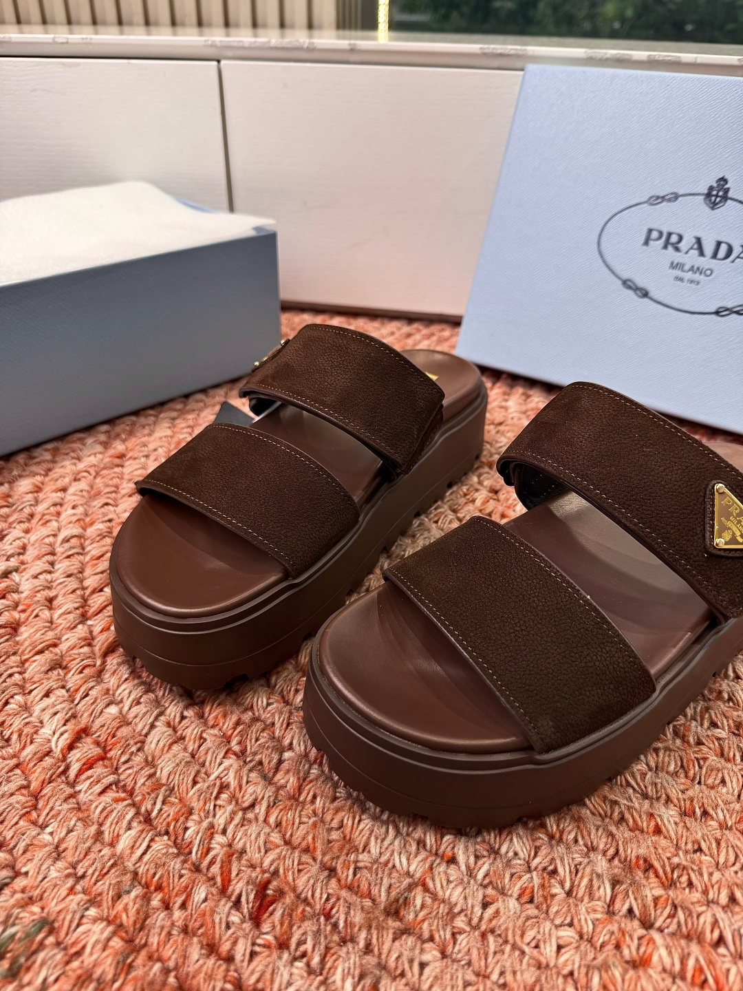 🌾G036 prada普拉达2026春夏新款拖鞋系列 三角扣厚底魔术贴拖鞋 全皮高级大气 厚底鞋底搭配全
