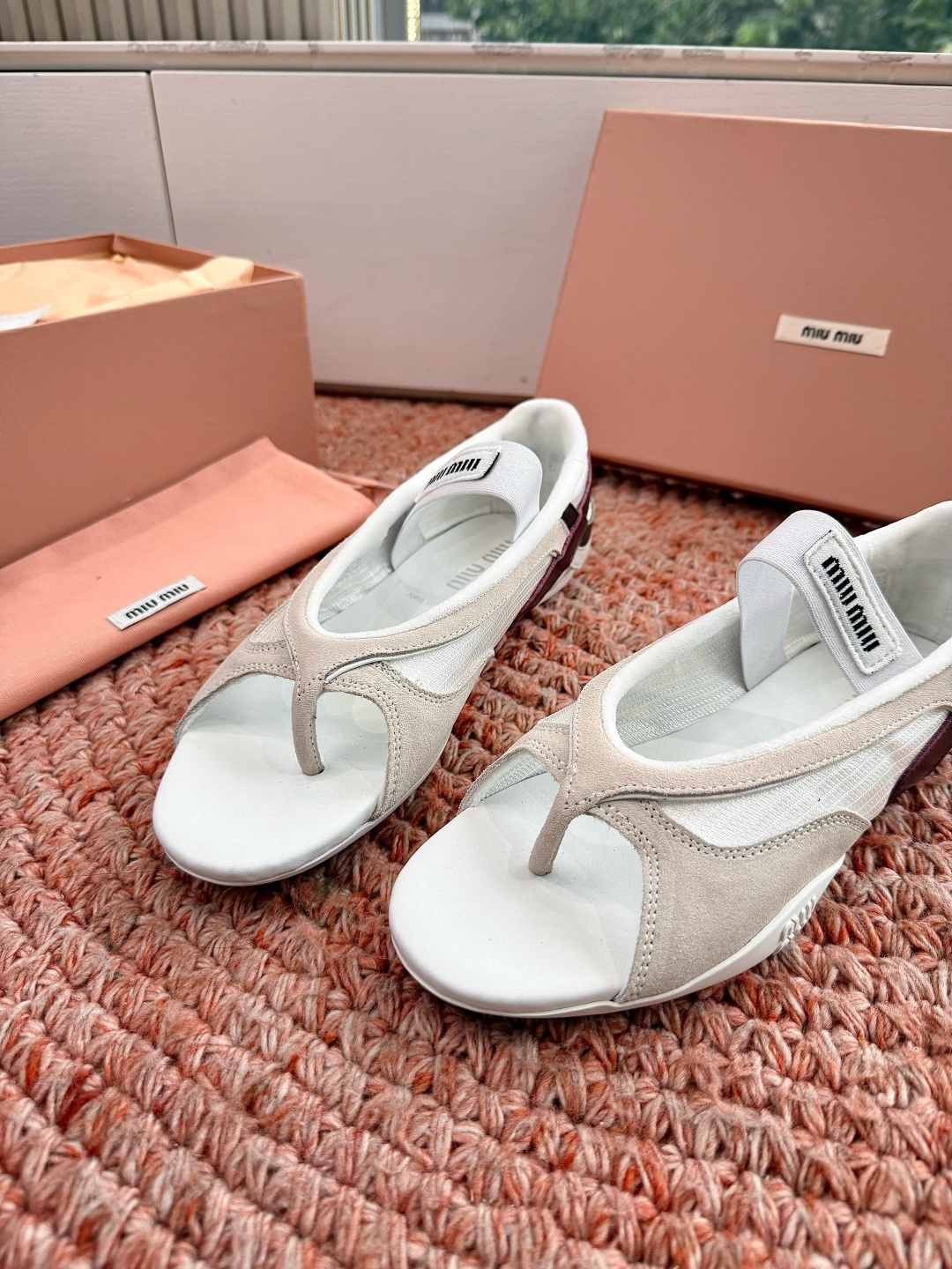 🌾G261新色Miu Miu夏日穿搭，时尚活力来袭🎈宝子们🥰，这套Miu Miu夏季夹脚凉鞋简约大气又不