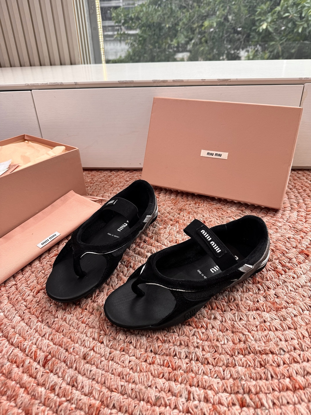 🌾G261新色Miu Miu夏日穿搭，时尚活力来袭🎈宝子们🥰，这套Miu Miu夏季夹脚凉鞋简约大气又不