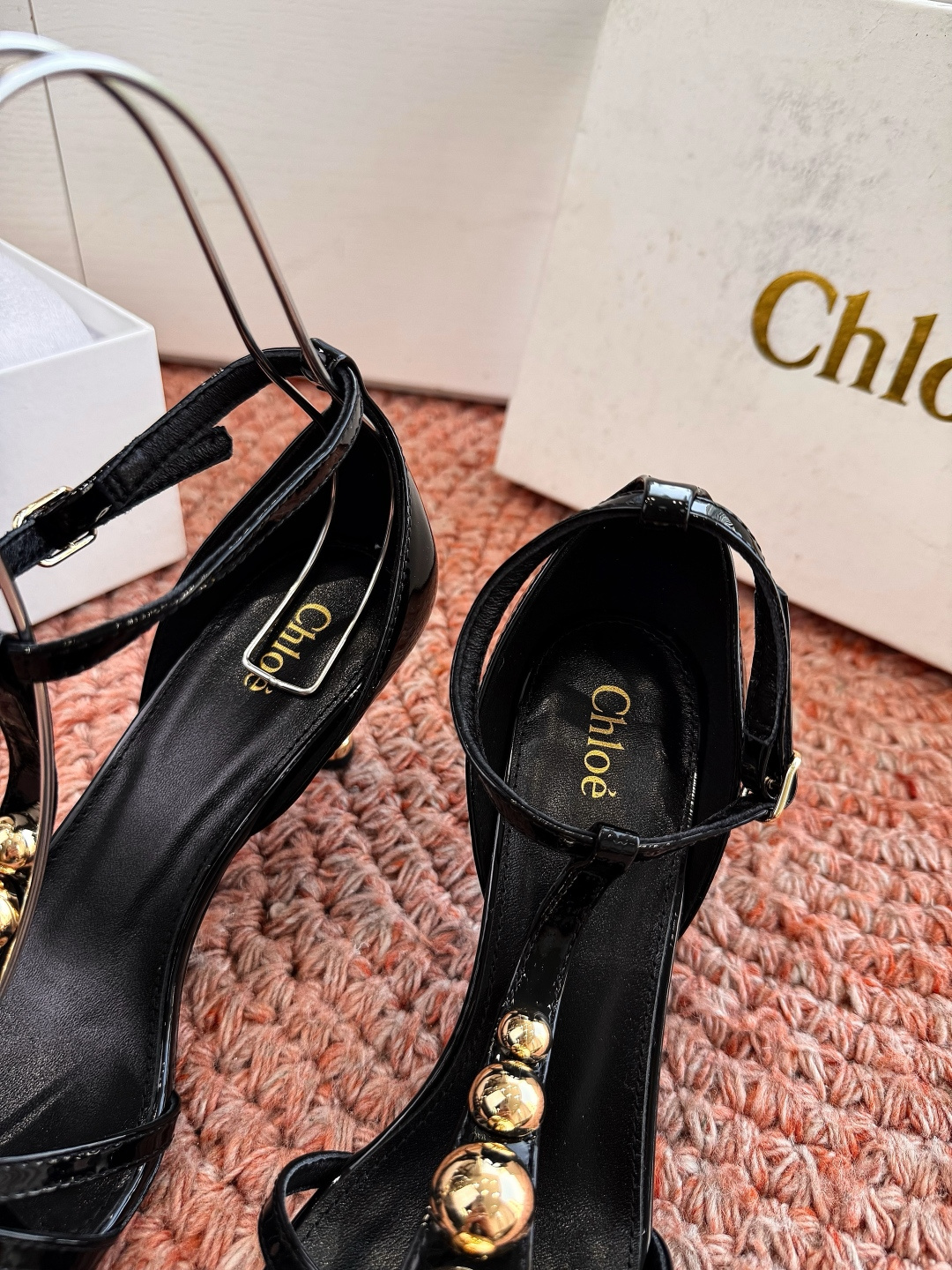 🌾G213顶级品质Chloe 蔻依 2026 春夏新款 方头 交叉T字带 铆钉 高跟 凉鞋 单鞋Chlo