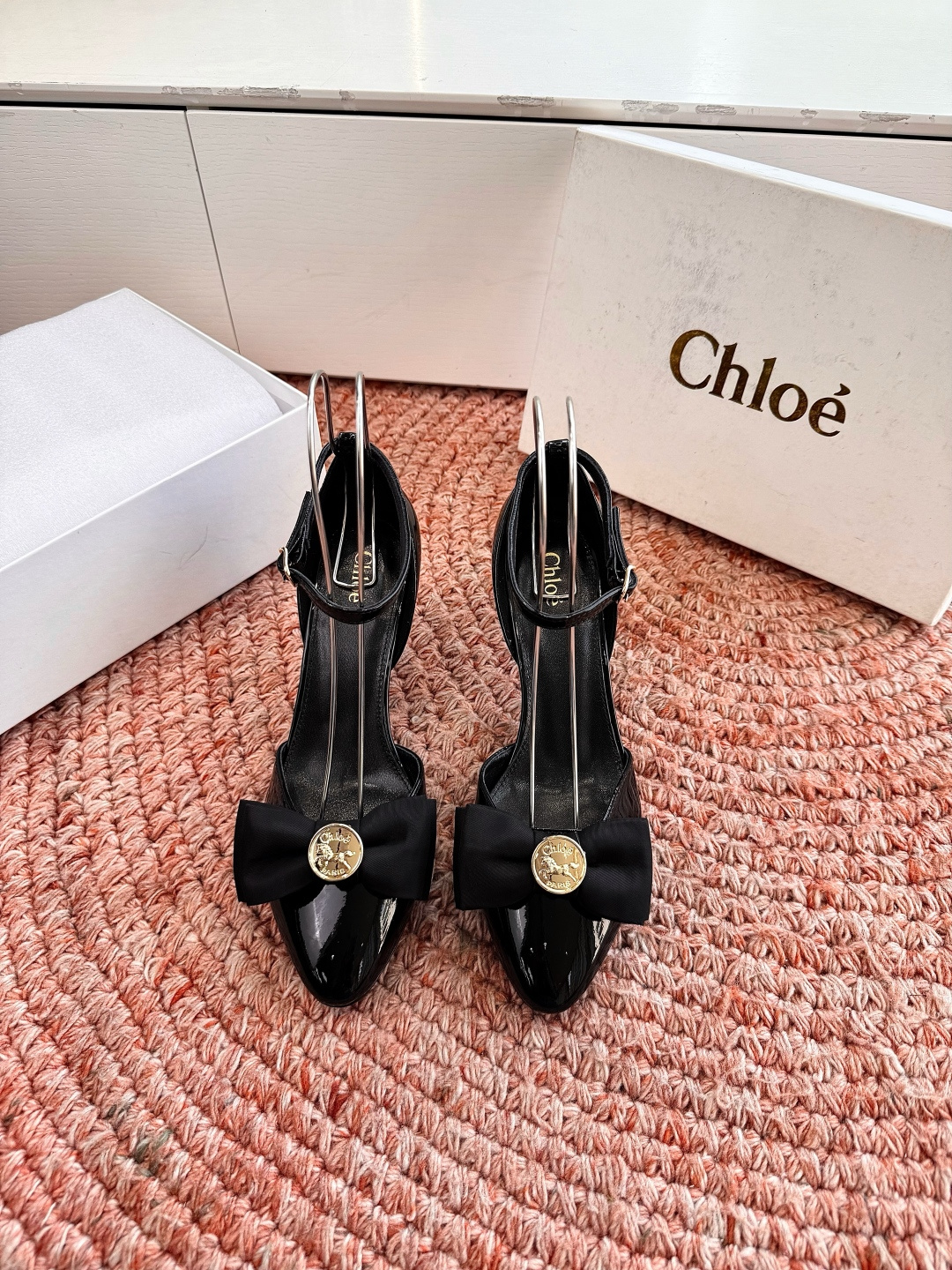 🌾G213顶级品质Chloe 蔻依 2026 春夏新款 方头 交叉T字带 铆钉 高跟 凉鞋 单鞋Chlo
