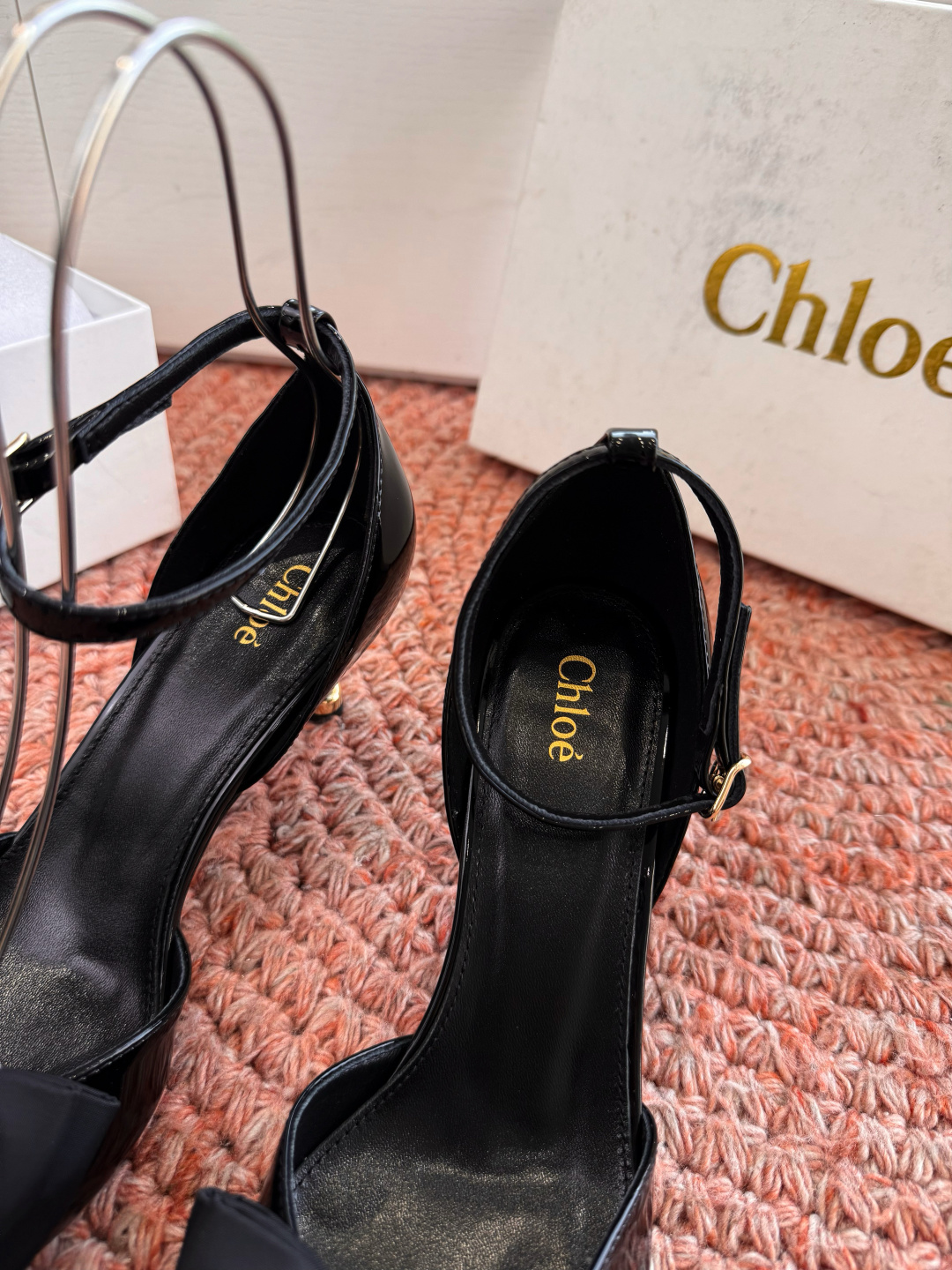 🌾G213顶级品质Chloe 蔻依 2026 春夏新款 方头 交叉T字带 铆钉 高跟 凉鞋 单鞋Chlo