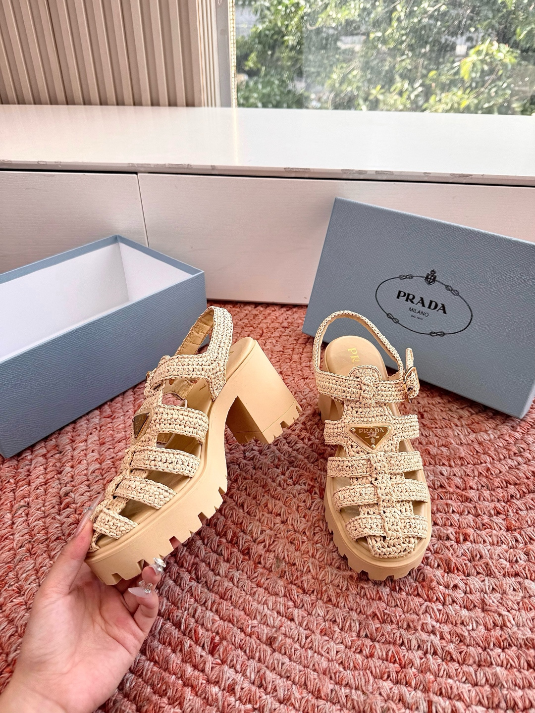 🌾G036顶级编织面全新最新高跟系列！Prada 普拉达2026春夏新款凉鞋系列 经典三角扣猪笼凉鞋 环