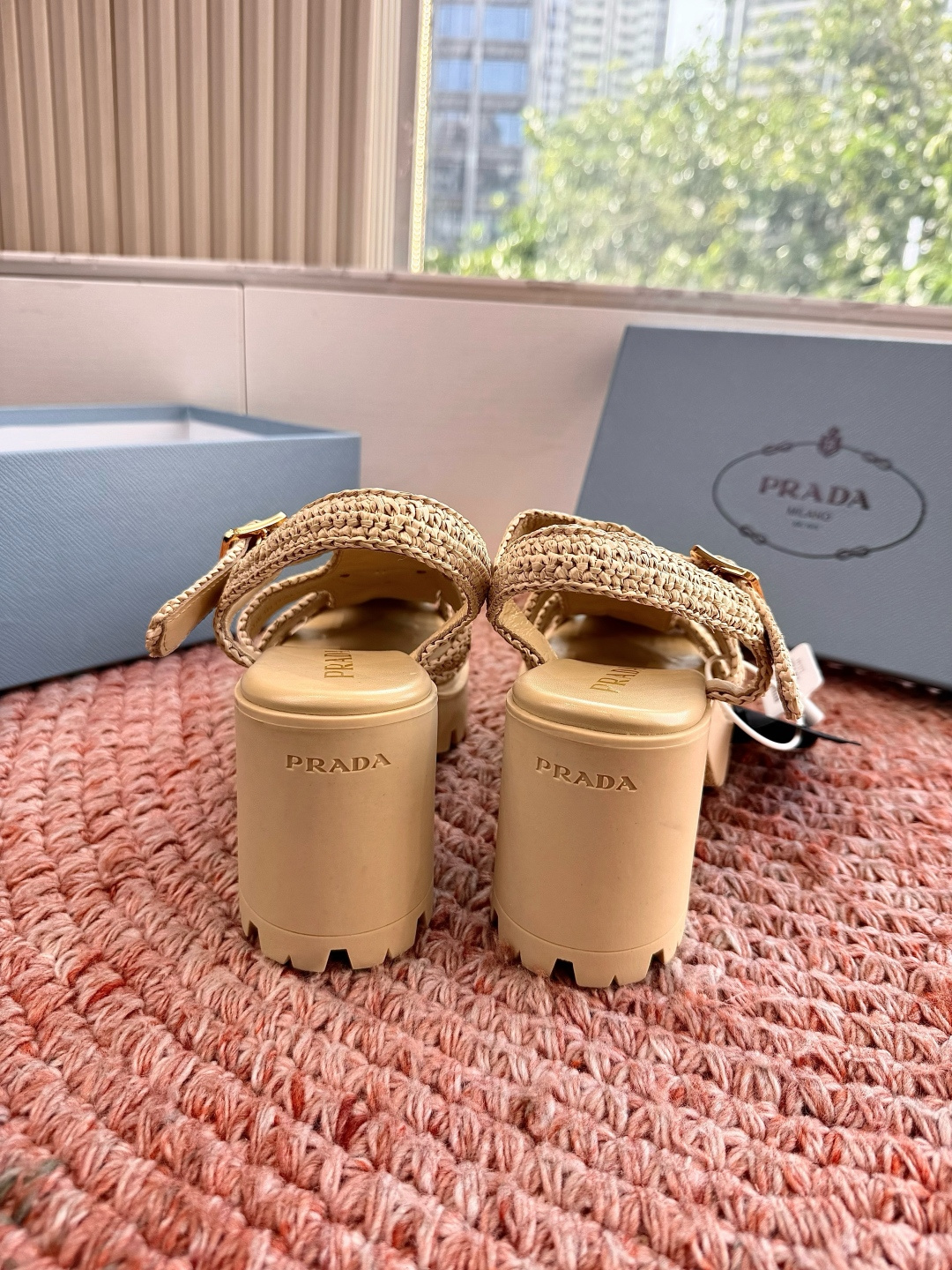 🌾G036顶级编织面全新最新高跟系列！Prada 普拉达2026春夏新款凉鞋系列 经典三角扣猪笼凉鞋 环