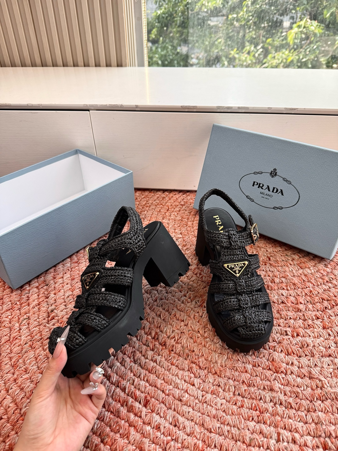 🌾G036顶级编织面全新最新高跟系列！Prada 普拉达2026春夏新款凉鞋系列 经典三角扣猪笼凉鞋 环