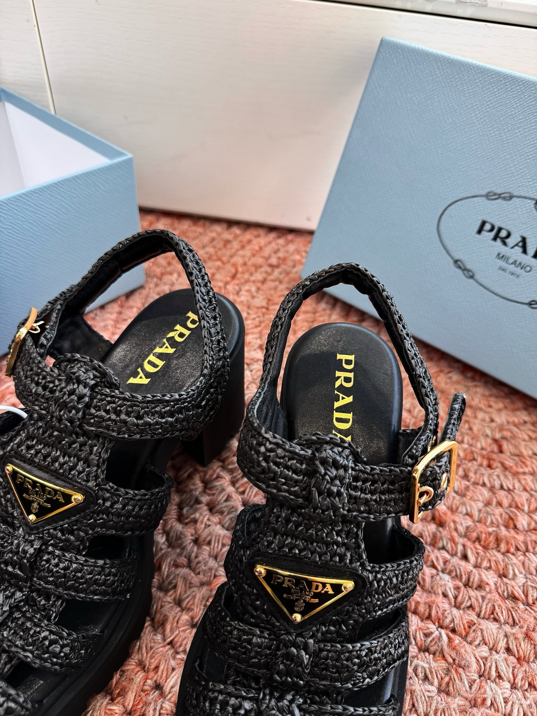 🌾G036顶级编织面全新最新高跟系列！Prada 普拉达2026春夏新款凉鞋系列 经典三角扣猪笼凉鞋 环