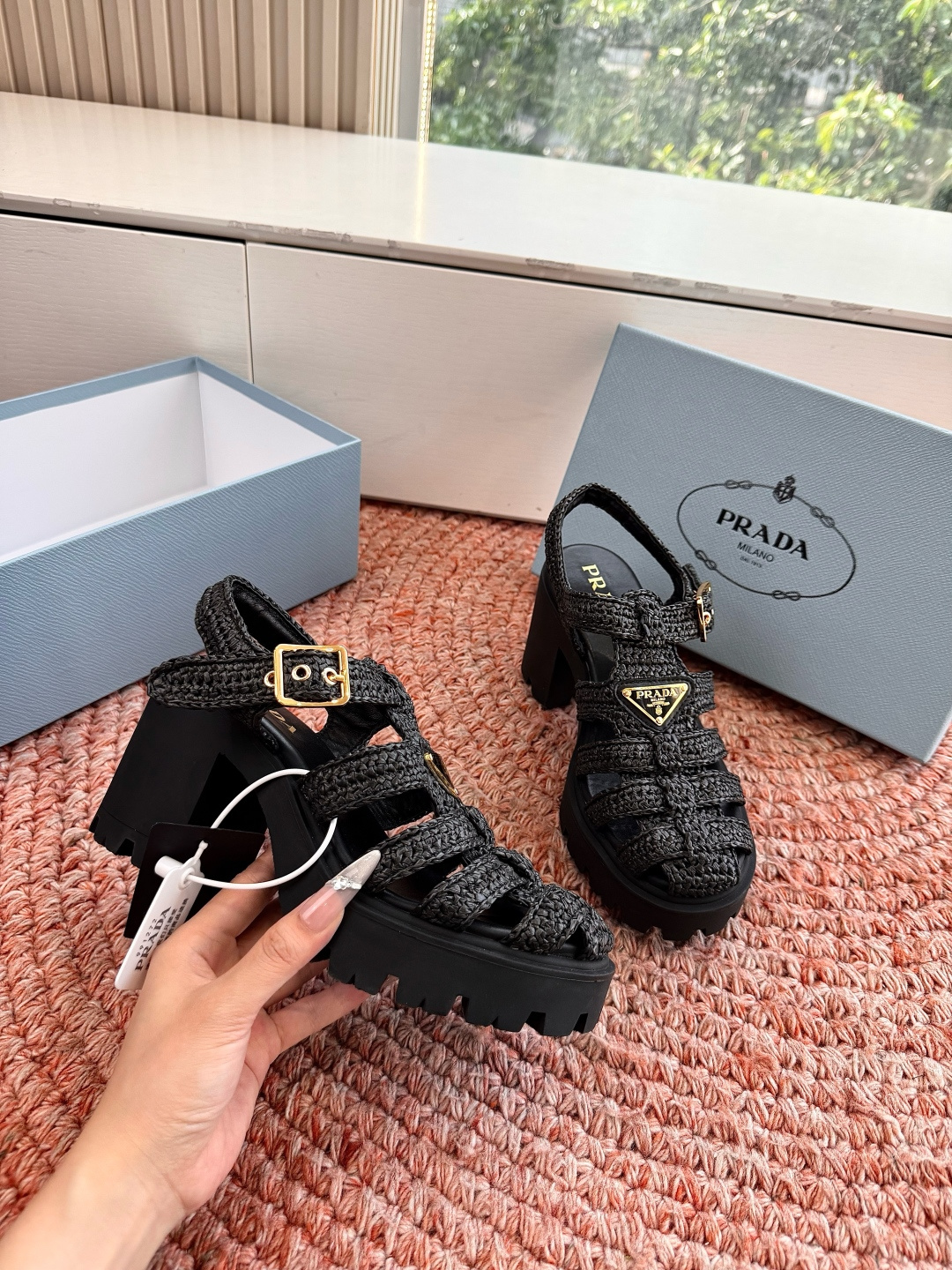 🌾G036顶级编织面全新最新高跟系列！Prada 普拉达2026春夏新款凉鞋系列 经典三角扣猪笼凉鞋 环