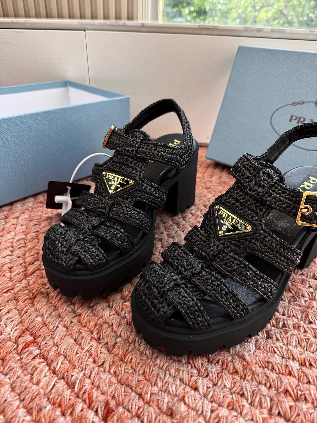 🌾G036顶级编织面全新最新高跟系列！Prada 普拉达2026春夏新款凉鞋系列 经典三角扣猪笼凉鞋 环