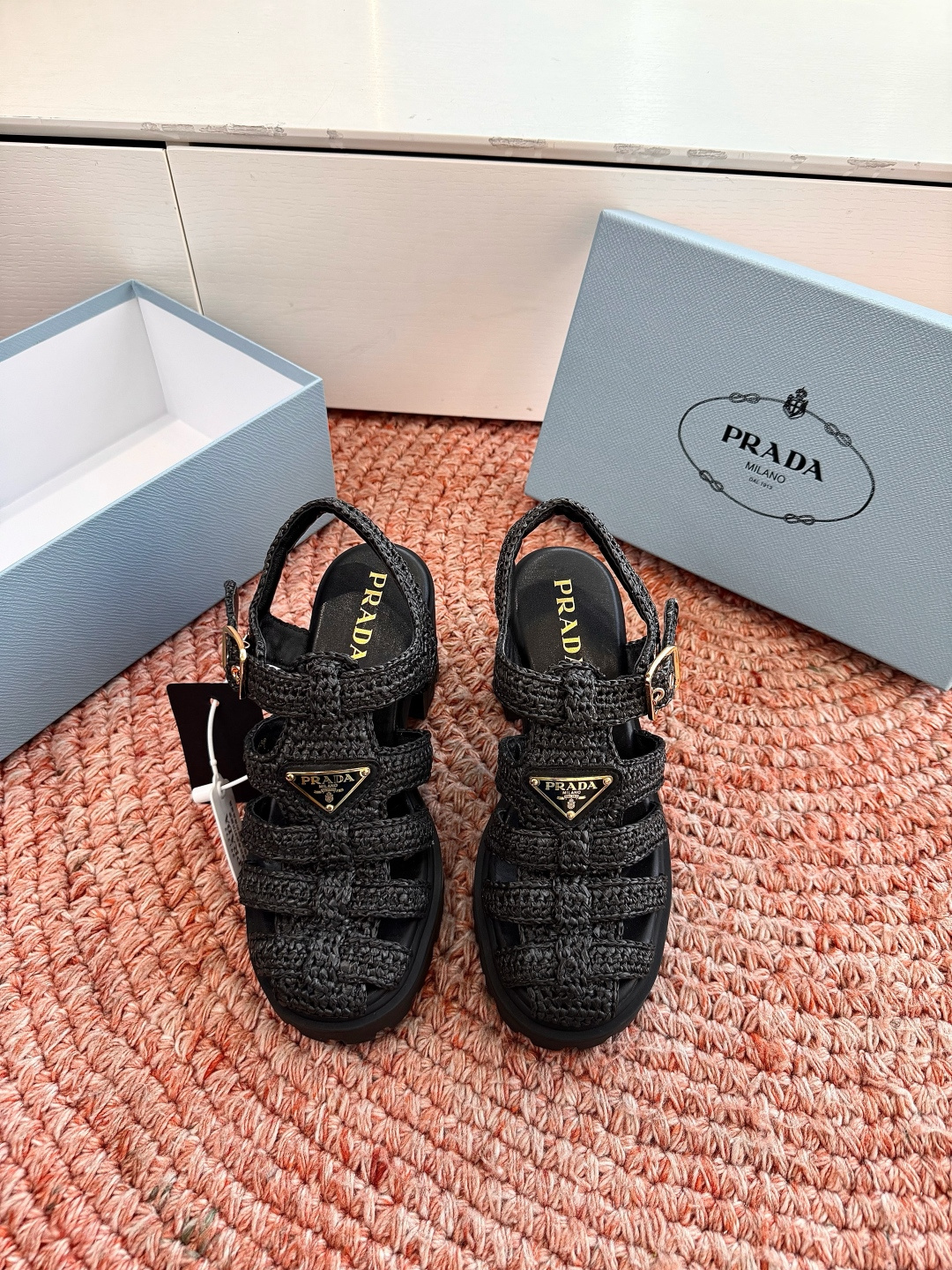 🌾G036顶级编织面全新最新高跟系列！Prada 普拉达2026春夏新款凉鞋系列 经典三角扣猪笼凉鞋 环