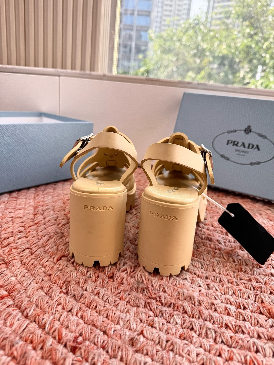 🌾G036顶级切割面全新最新高跟系列！Prada 普拉达2026春夏新款凉鞋系列 经典三角扣猪笼凉鞋 环