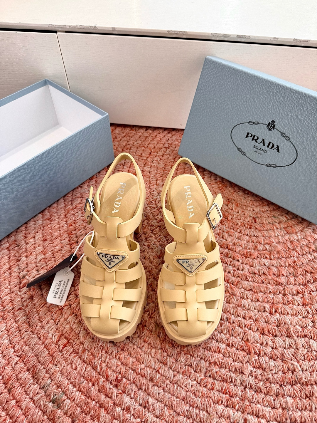🌾G036顶级切割面全新最新高跟系列！Prada 普拉达2026春夏新款凉鞋系列 经典三角扣猪笼凉鞋 环