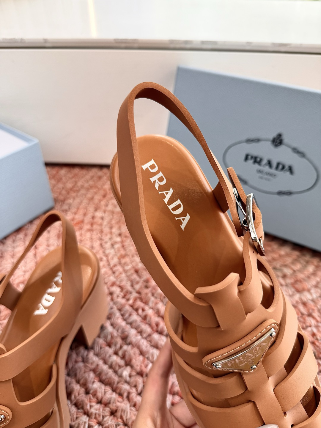 🌾G036顶级切割面全新最新高跟系列！Prada 普拉达2026春夏新款凉鞋系列 经典三角扣猪笼凉鞋 环