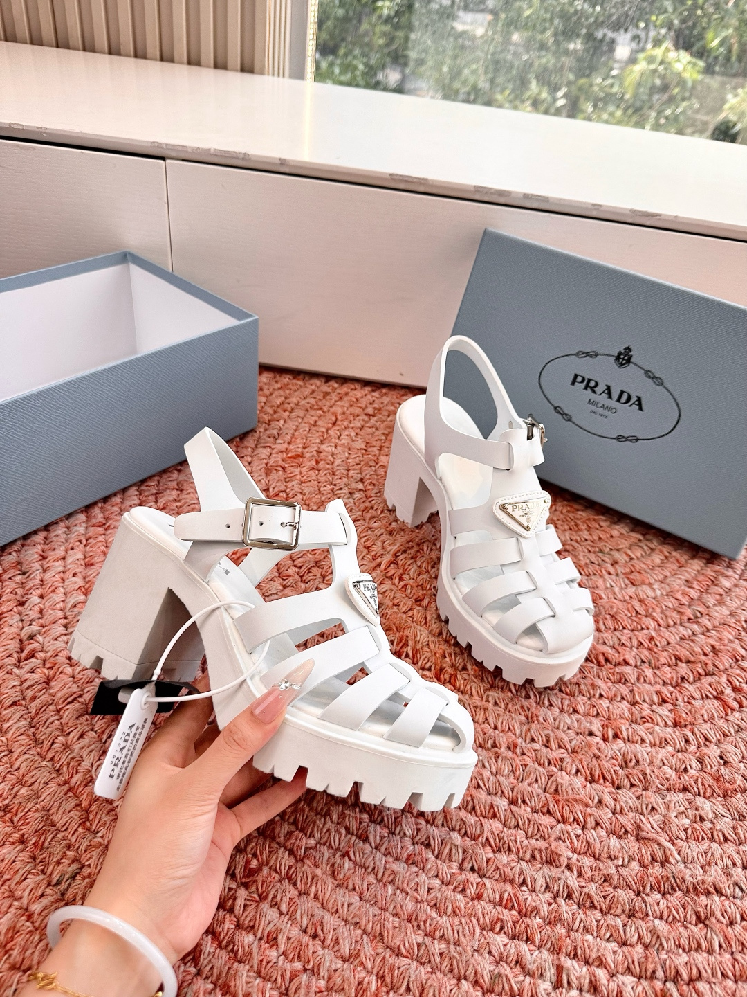 🌾G036顶级切割面全新最新高跟系列！Prada 普拉达2026春夏新款凉鞋系列 经典三角扣猪笼凉鞋 环