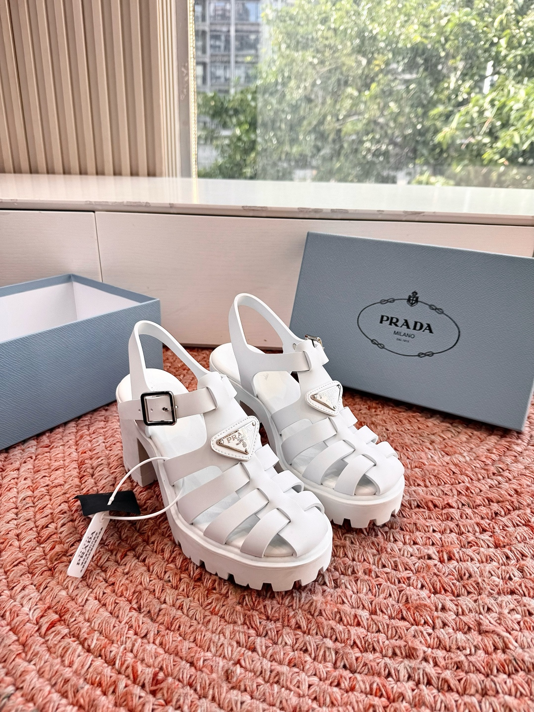 🌾G036顶级切割面全新最新高跟系列！Prada 普拉达2026春夏新款凉鞋系列 经典三角扣猪笼凉鞋 环