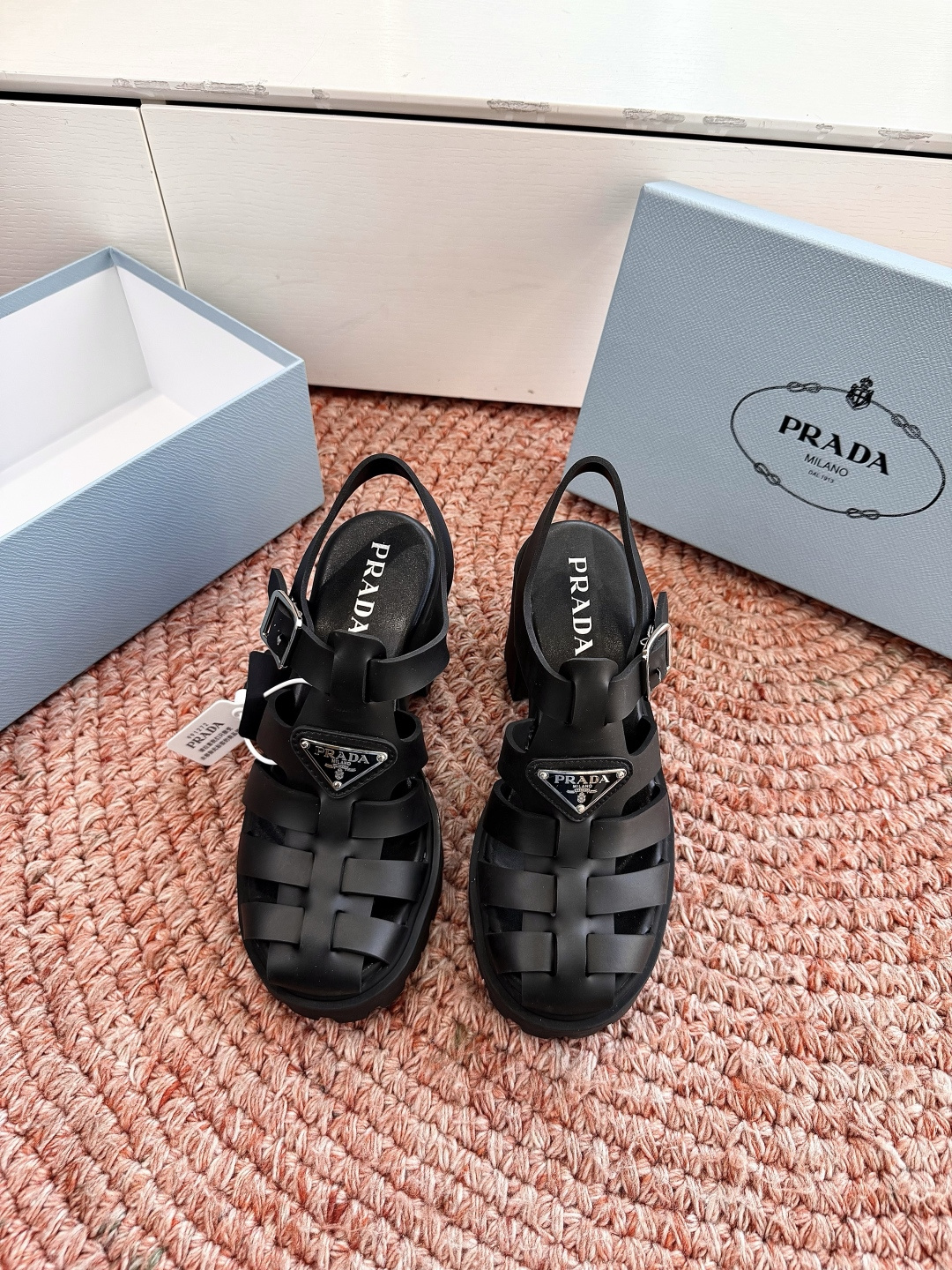 🌾G036顶级切割面全新最新高跟系列！Prada 普拉达2026春夏新款凉鞋系列 经典三角扣猪笼凉鞋 环