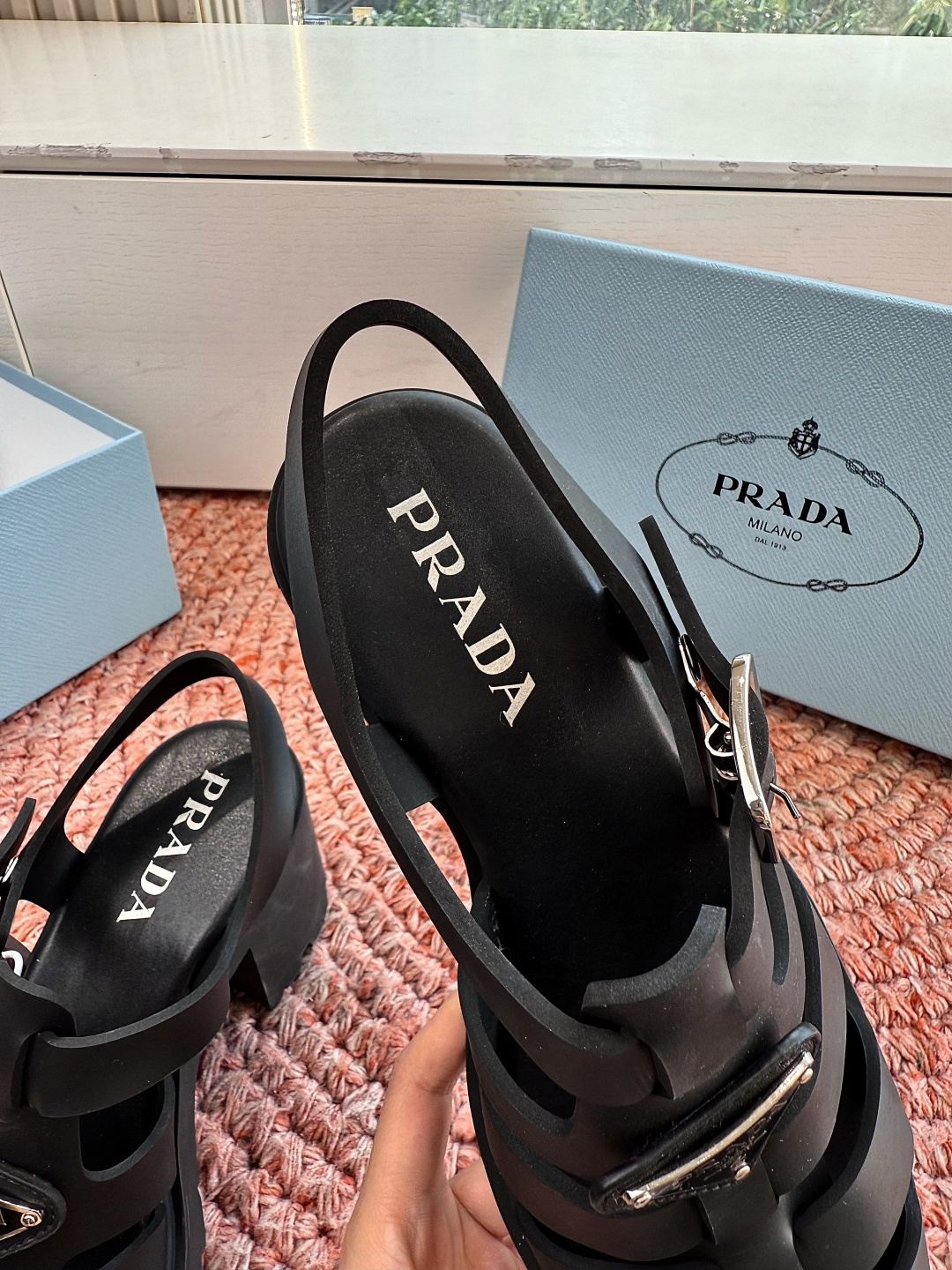 🌾G036顶级切割面全新最新高跟系列！Prada 普拉达2026春夏新款凉鞋系列 经典三角扣猪笼凉鞋 环