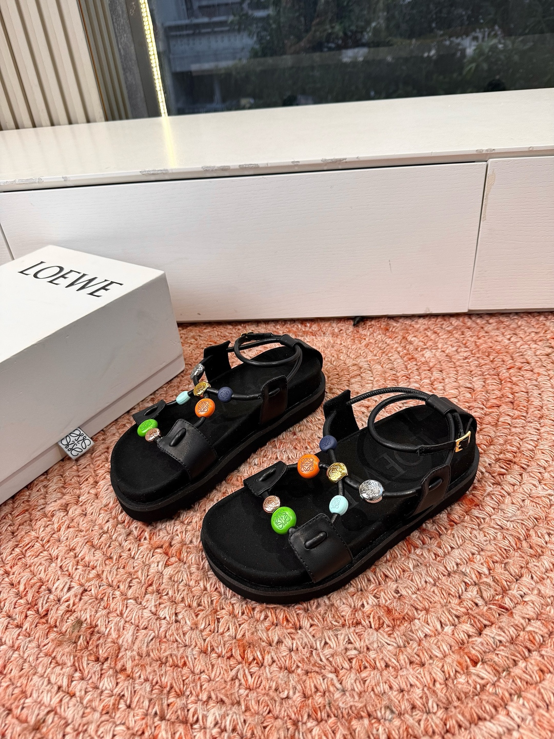 🌾G067顶级LOEW*春夏新款彩扣厚底凉鞋自带夏日活力感的LOEWE彩扣厚底凉鞋，把艺术感和舒适感直接