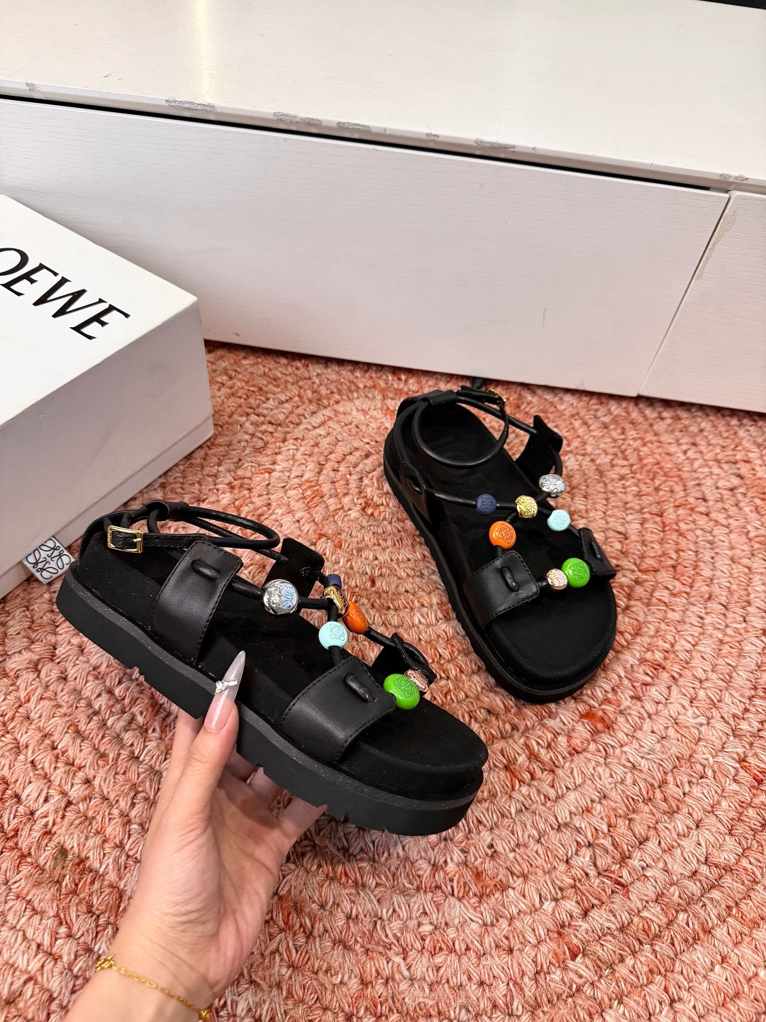 🌾G067顶级LOEW*春夏新款彩扣厚底凉鞋自带夏日活力感的LOEWE彩扣厚底凉鞋，把艺术感和舒适感直接